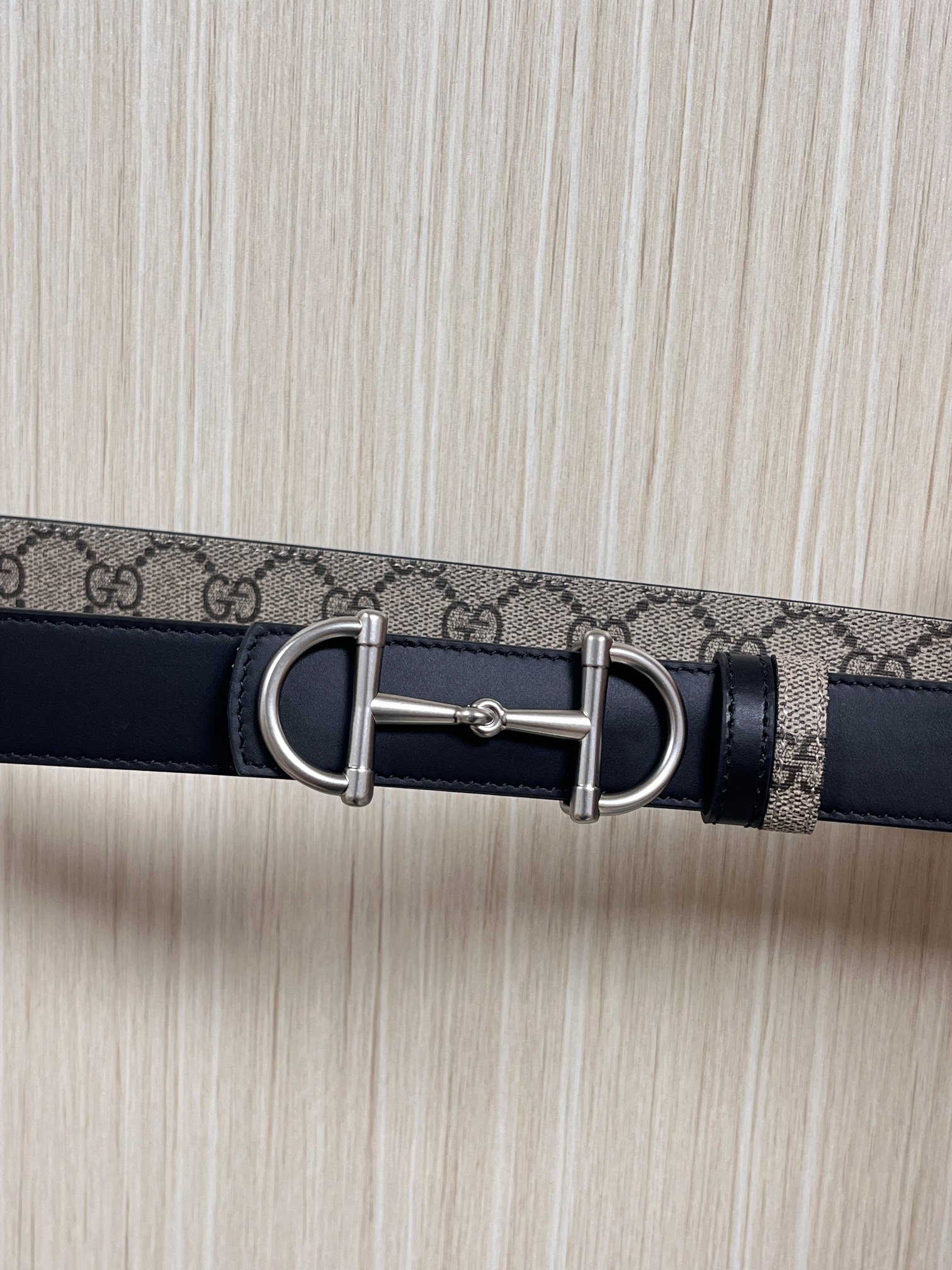 GG Marmont系列推出双面款式，揭幕新季风尚。这款腰带甄选柔软GG SuPreme和皮革打造，缀饰