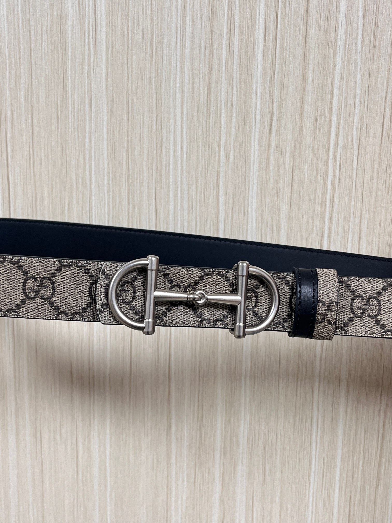 GG Marmont系列推出双面款式，揭幕新季风尚。这款腰带甄选柔软GG SuPreme和皮革打造，缀饰