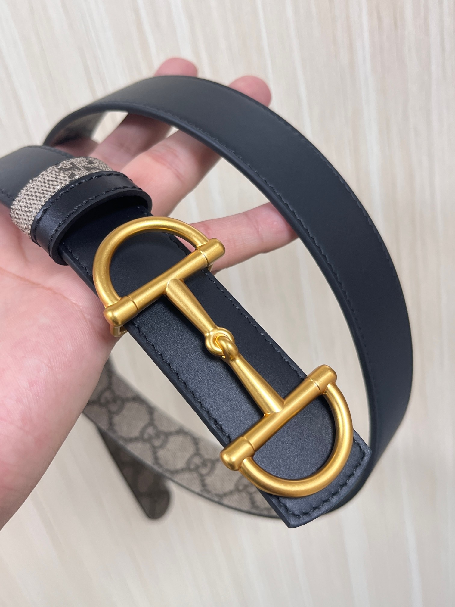 GG Marmont系列推出双面款式，揭幕新季风尚。这款腰带甄选柔软GG SuPreme和皮革打造，缀饰