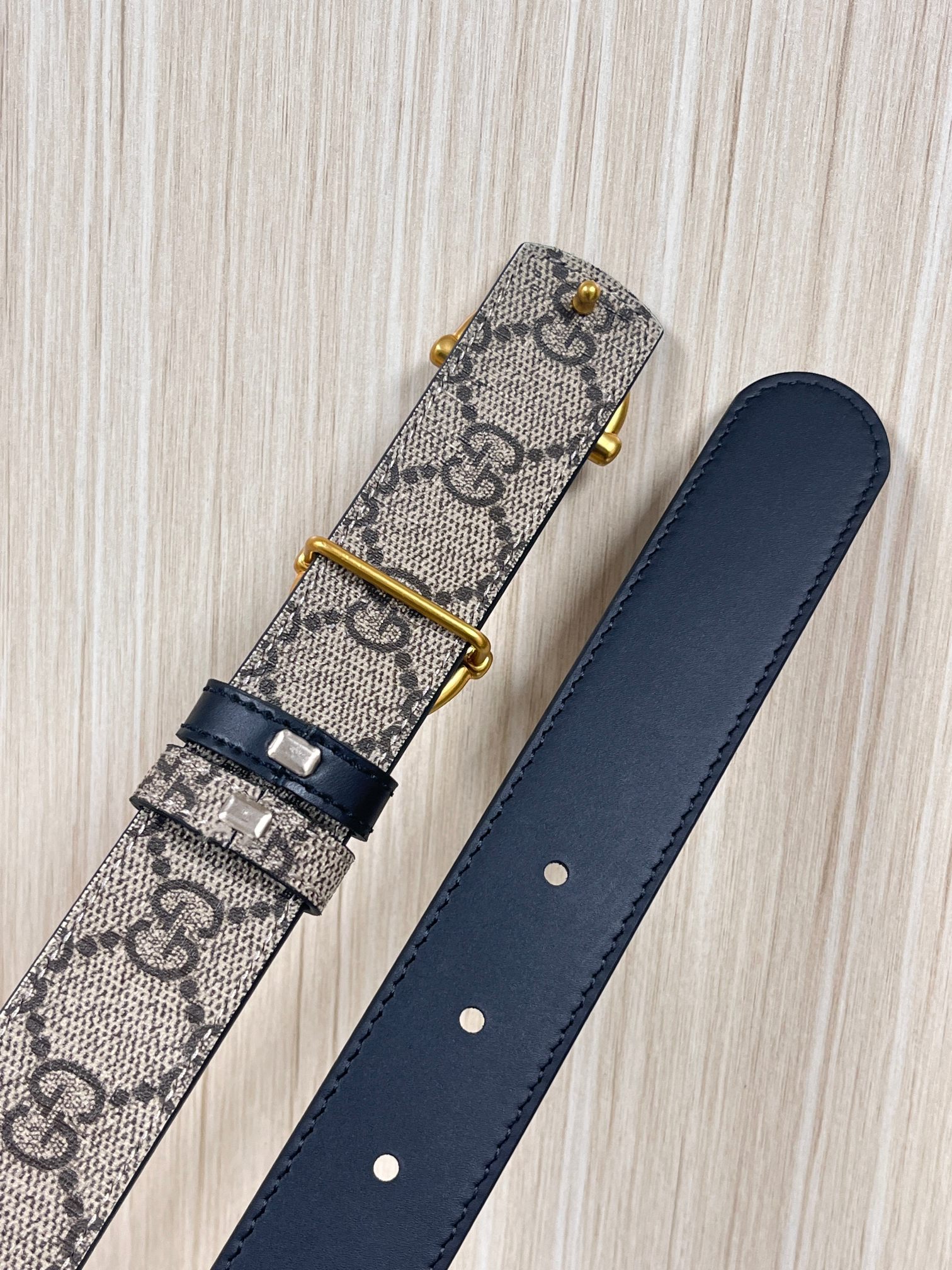 GG Marmont系列推出双面款式，揭幕新季风尚。这款腰带甄选柔软GG SuPreme和皮革打造，缀饰