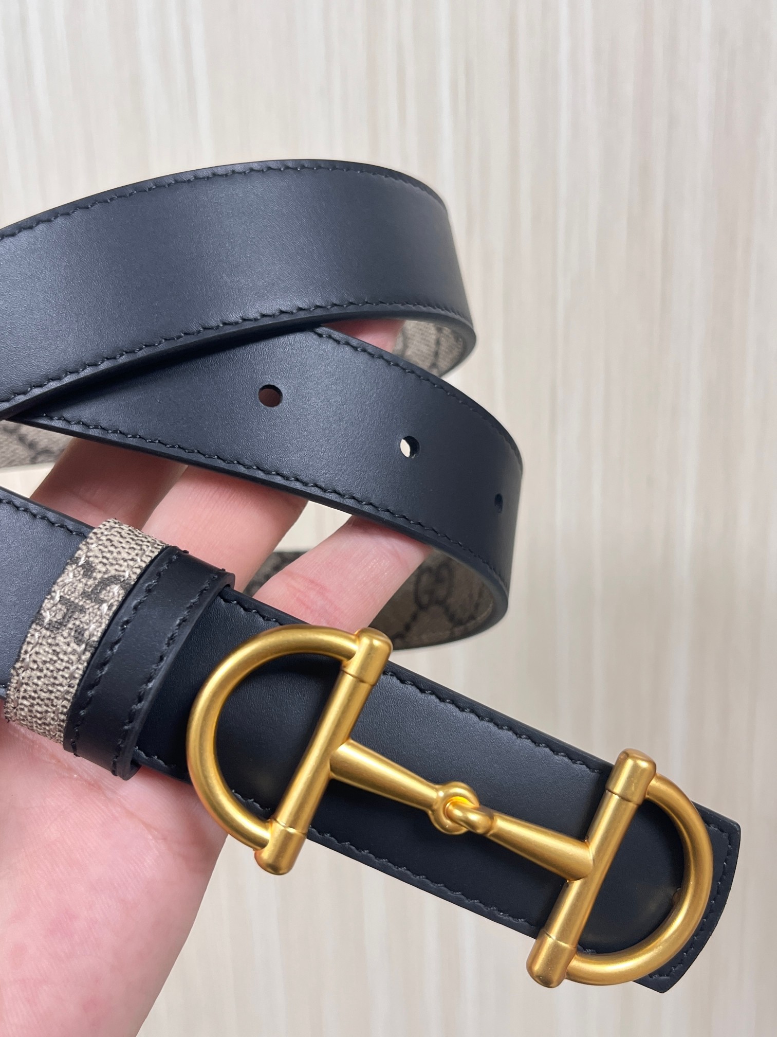 GG Marmont系列推出双面款式，揭幕新季风尚。这款腰带甄选柔软GG SuPreme和皮革打造，缀饰