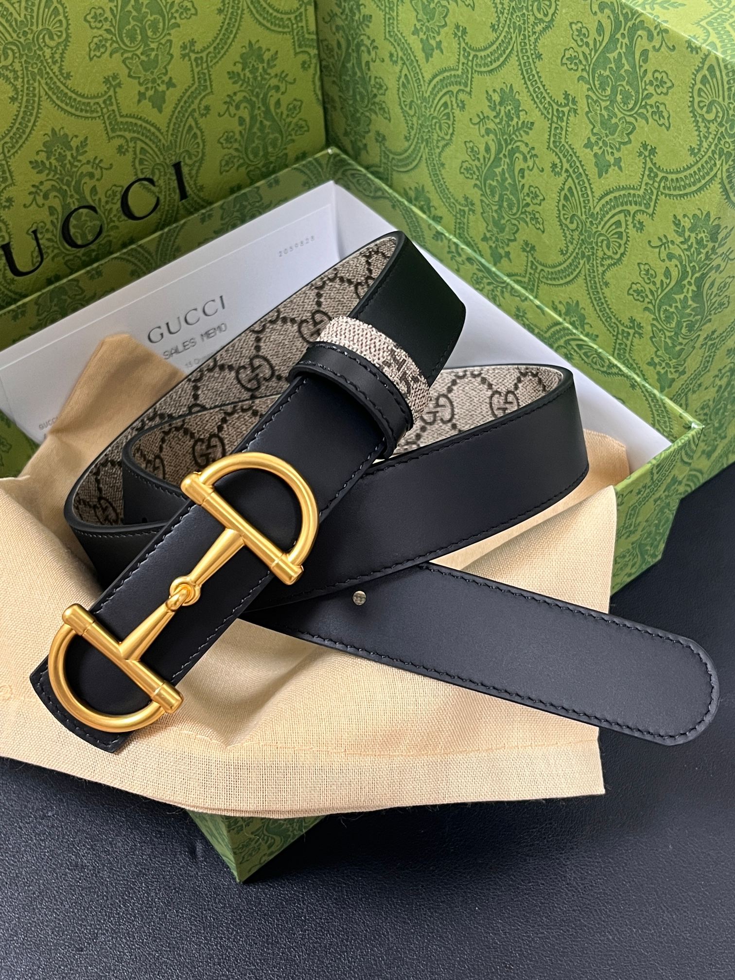 GG Marmont系列推出双面款式，揭幕新季风尚。这款腰带甄选柔软GG SuPreme和皮革打造，缀饰