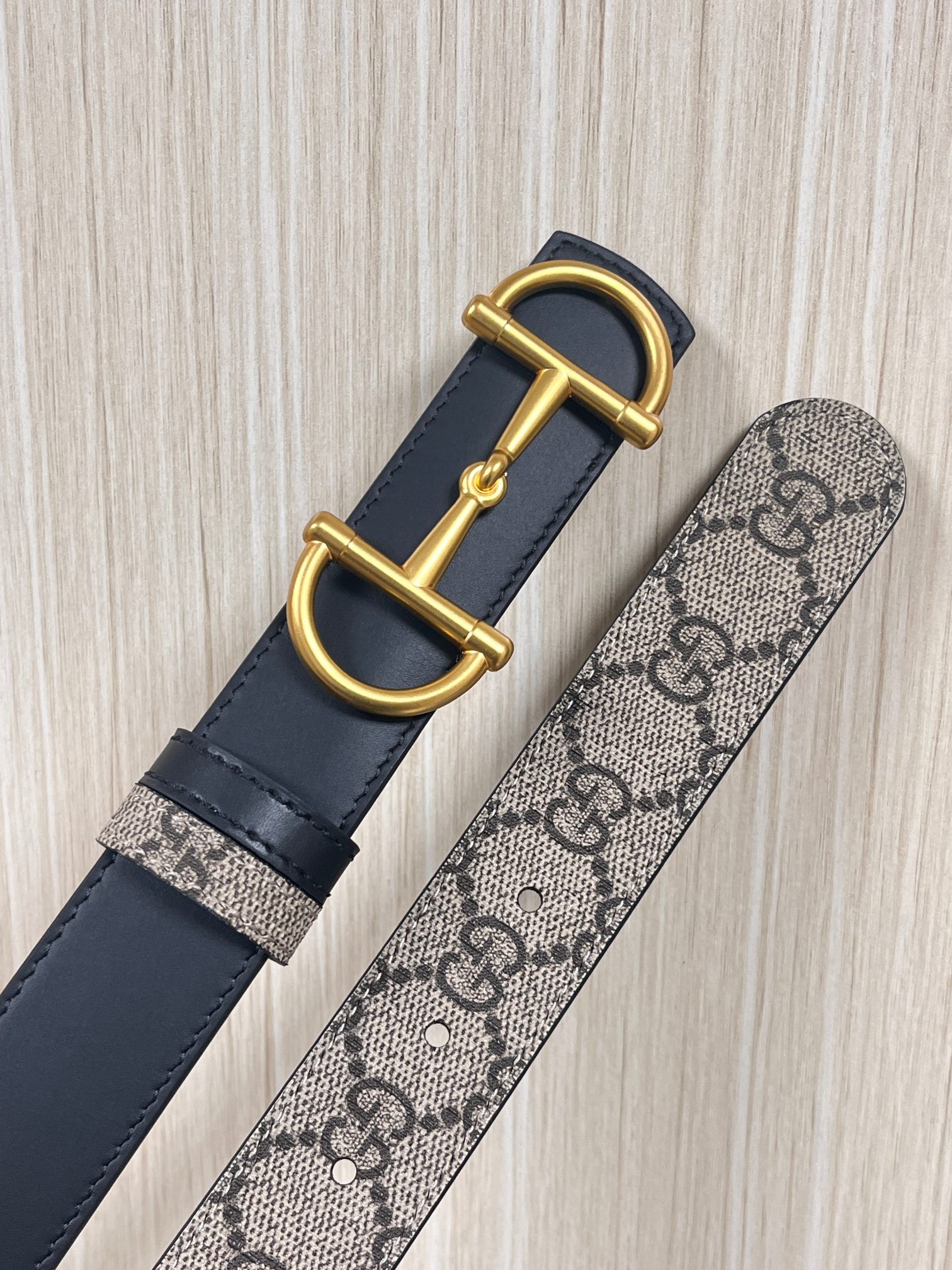 GG Marmont系列推出双面款式，揭幕新季风尚。这款腰带甄选柔软GG SuPreme和皮革打造，缀饰