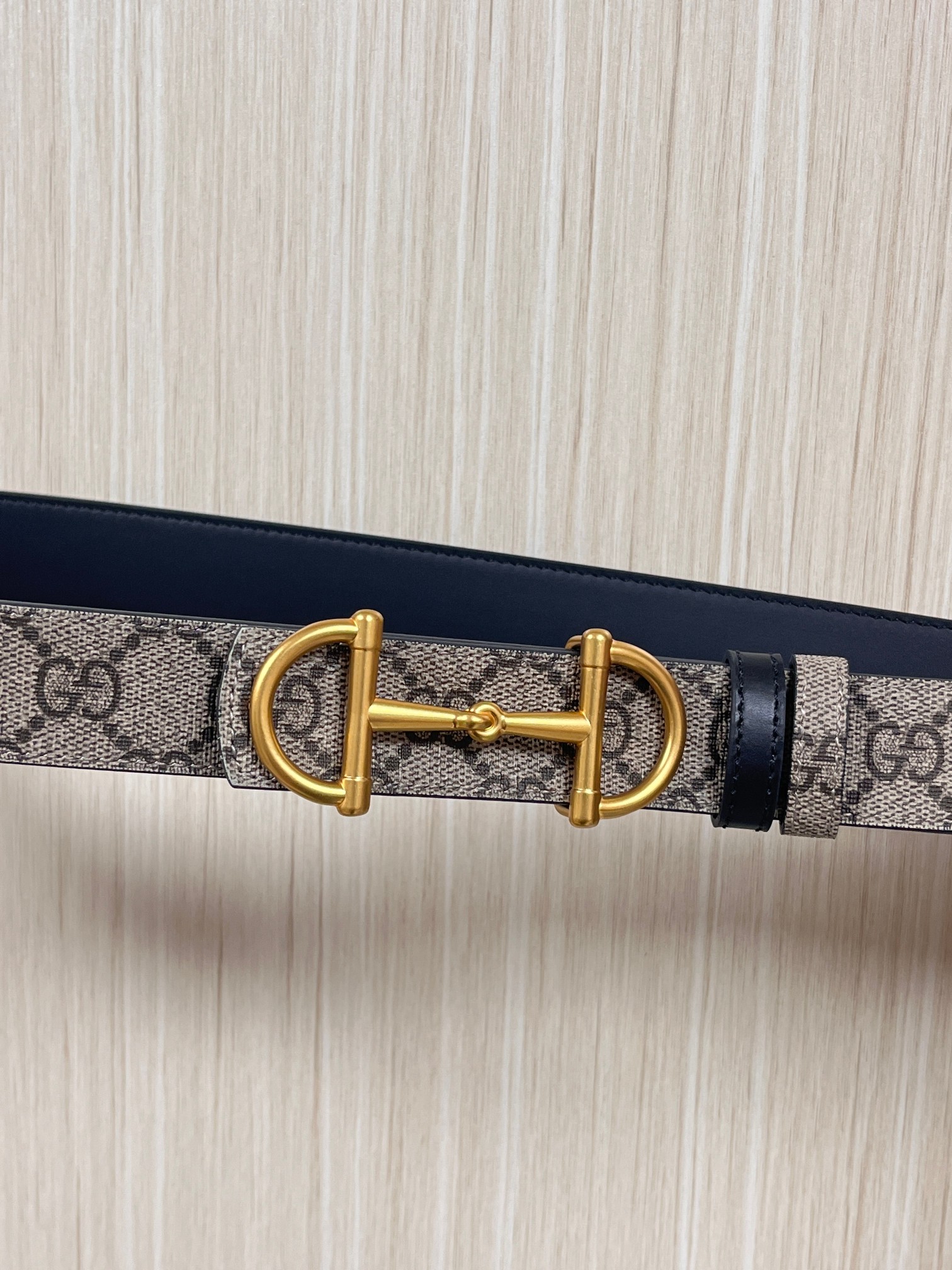 GG Marmont系列推出双面款式，揭幕新季风尚。这款腰带甄选柔软GG SuPreme和皮革打造，缀饰