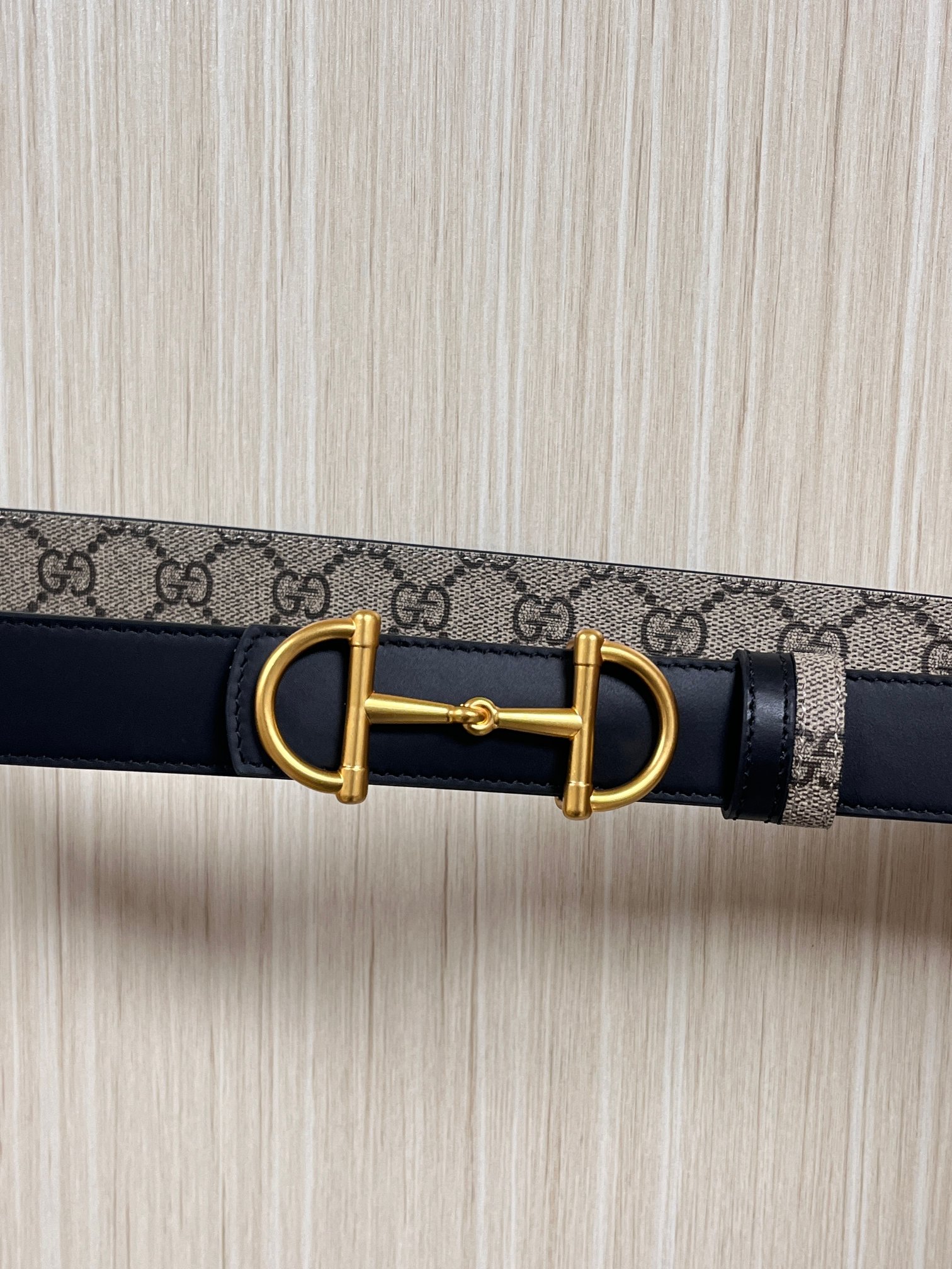 GG Marmont系列推出双面款式，揭幕新季风尚。这款腰带甄选柔软GG SuPreme和皮革打造，缀饰