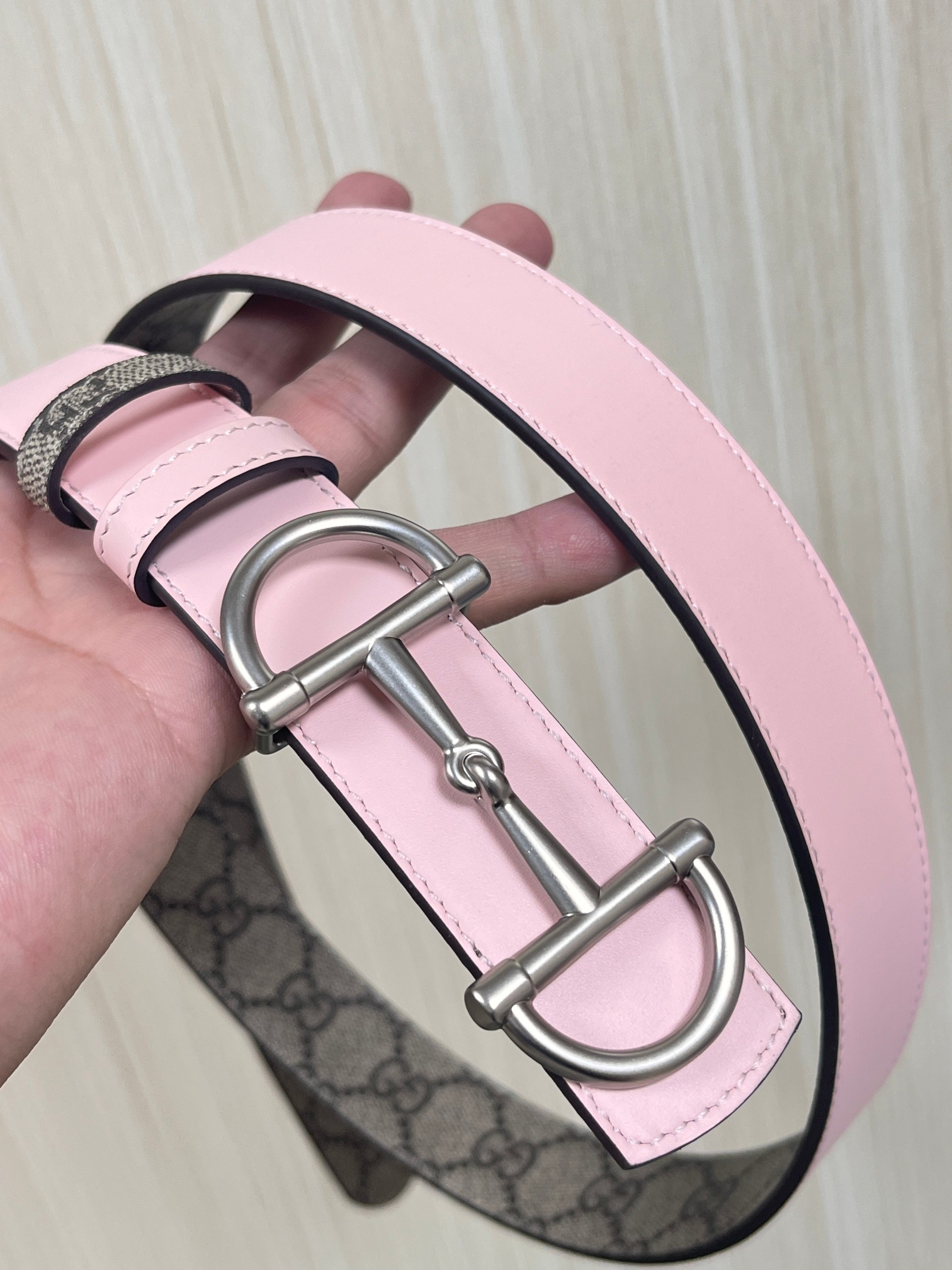 GG Marmont系列推出双面款式，揭幕新季风尚。这款腰带甄选柔软GG SuPreme和皮革打造，缀饰