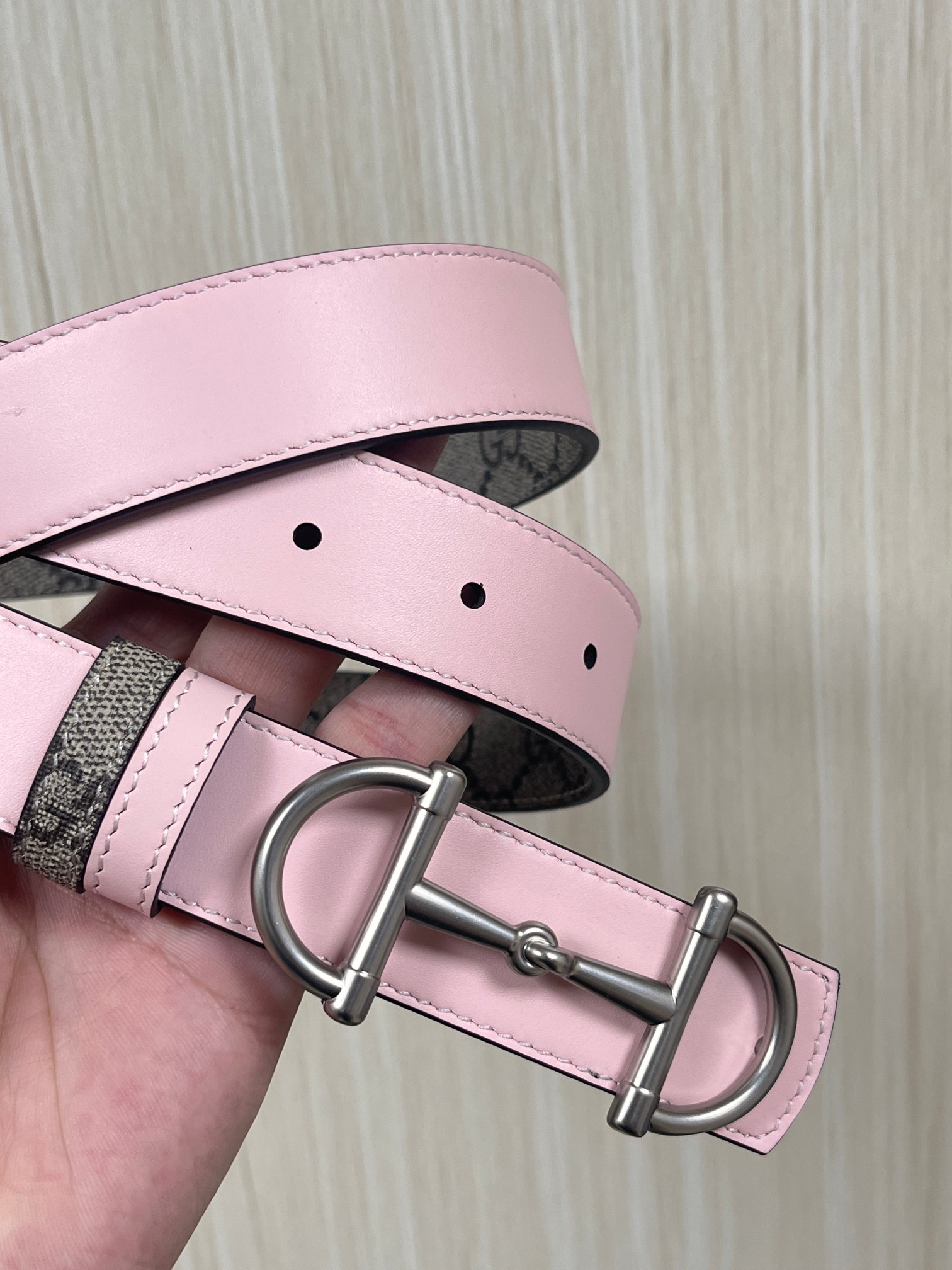 GG Marmont系列推出双面款式，揭幕新季风尚。这款腰带甄选柔软GG SuPreme和皮革打造，缀饰