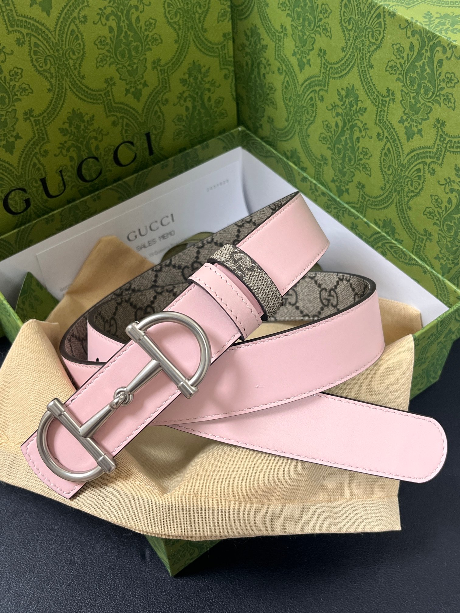 GG Marmont系列推出双面款式，揭幕新季风尚。这款腰带甄选柔软GG SuPreme和皮革打造，缀饰