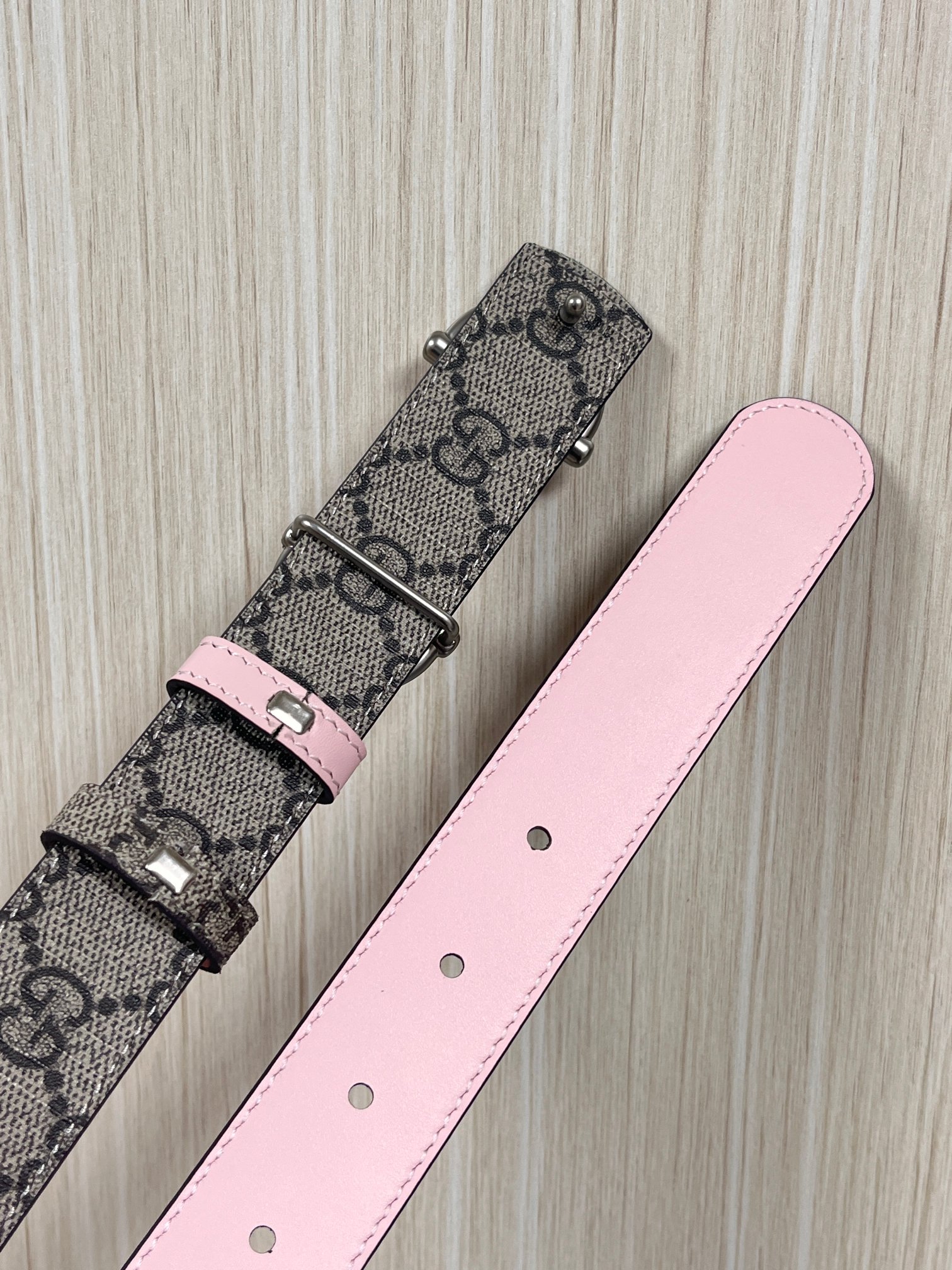 GG Marmont系列推出双面款式，揭幕新季风尚。这款腰带甄选柔软GG SuPreme和皮革打造，缀饰