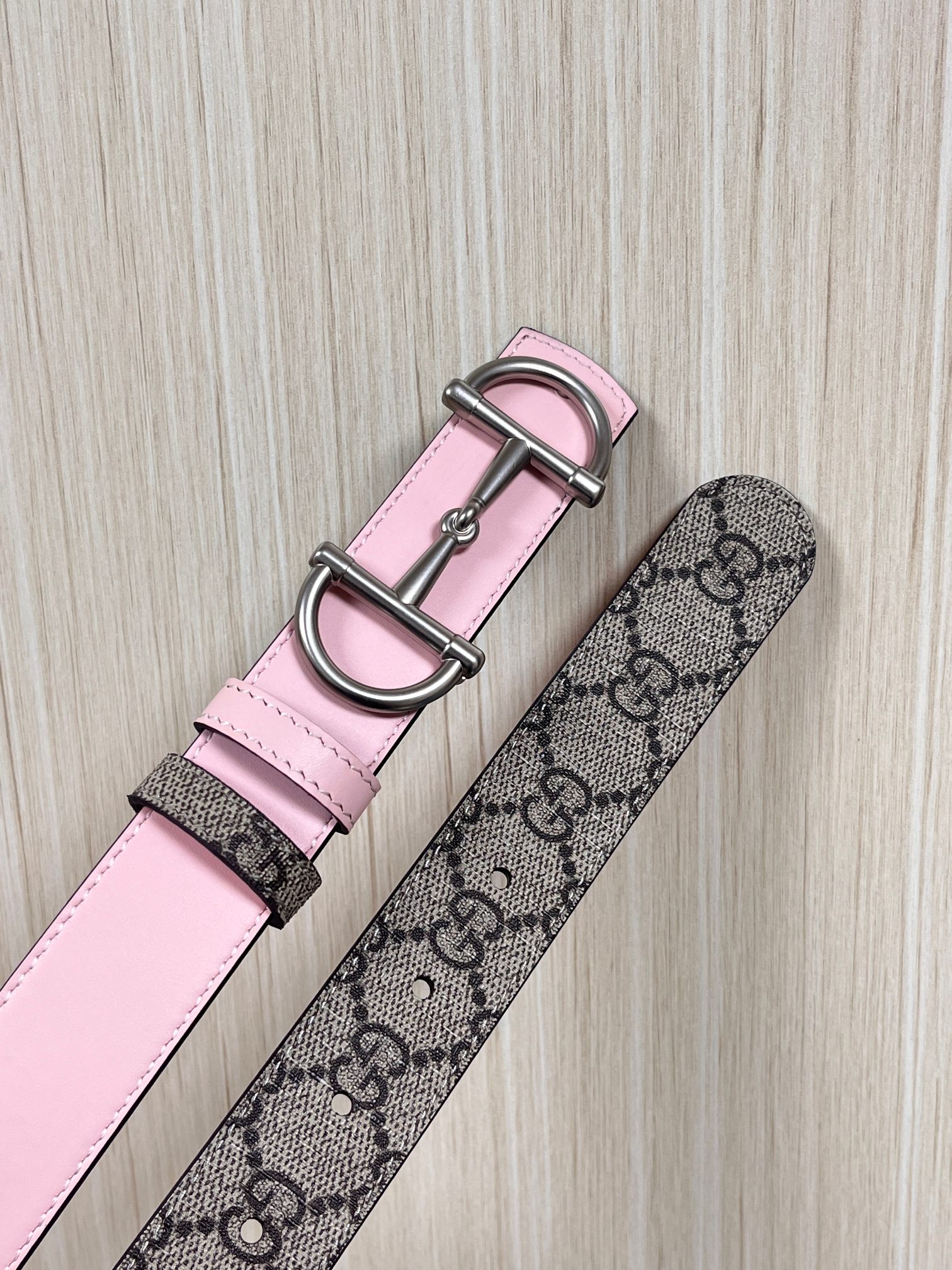 GG Marmont系列推出双面款式，揭幕新季风尚。这款腰带甄选柔软GG SuPreme和皮革打造，缀饰