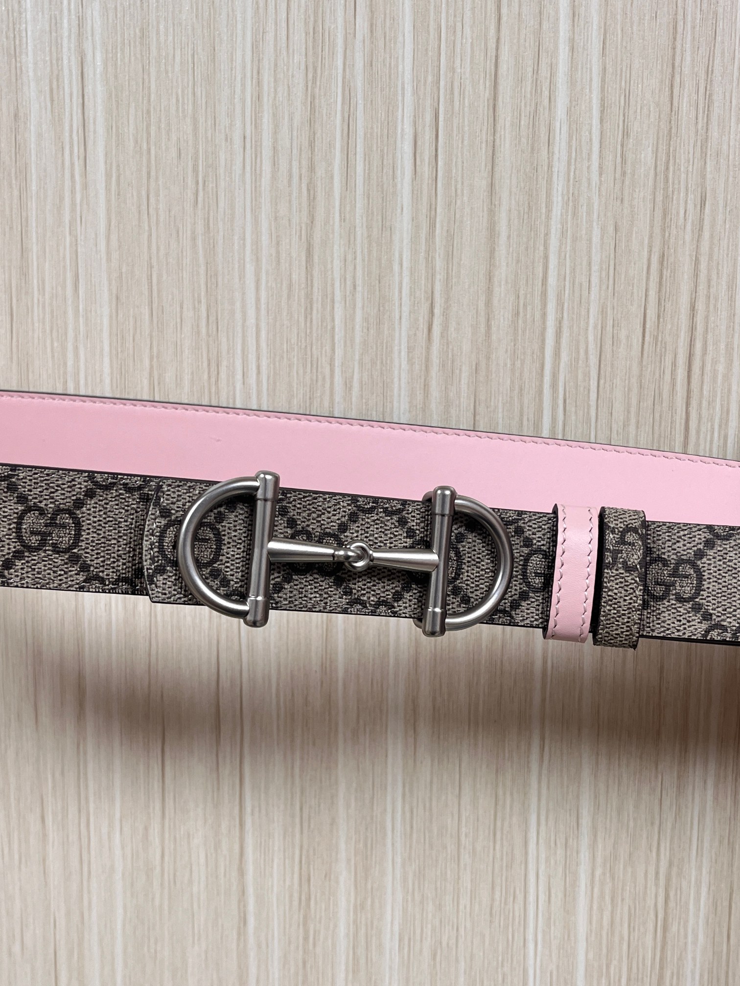 GG Marmont系列推出双面款式，揭幕新季风尚。这款腰带甄选柔软GG SuPreme和皮革打造，缀饰