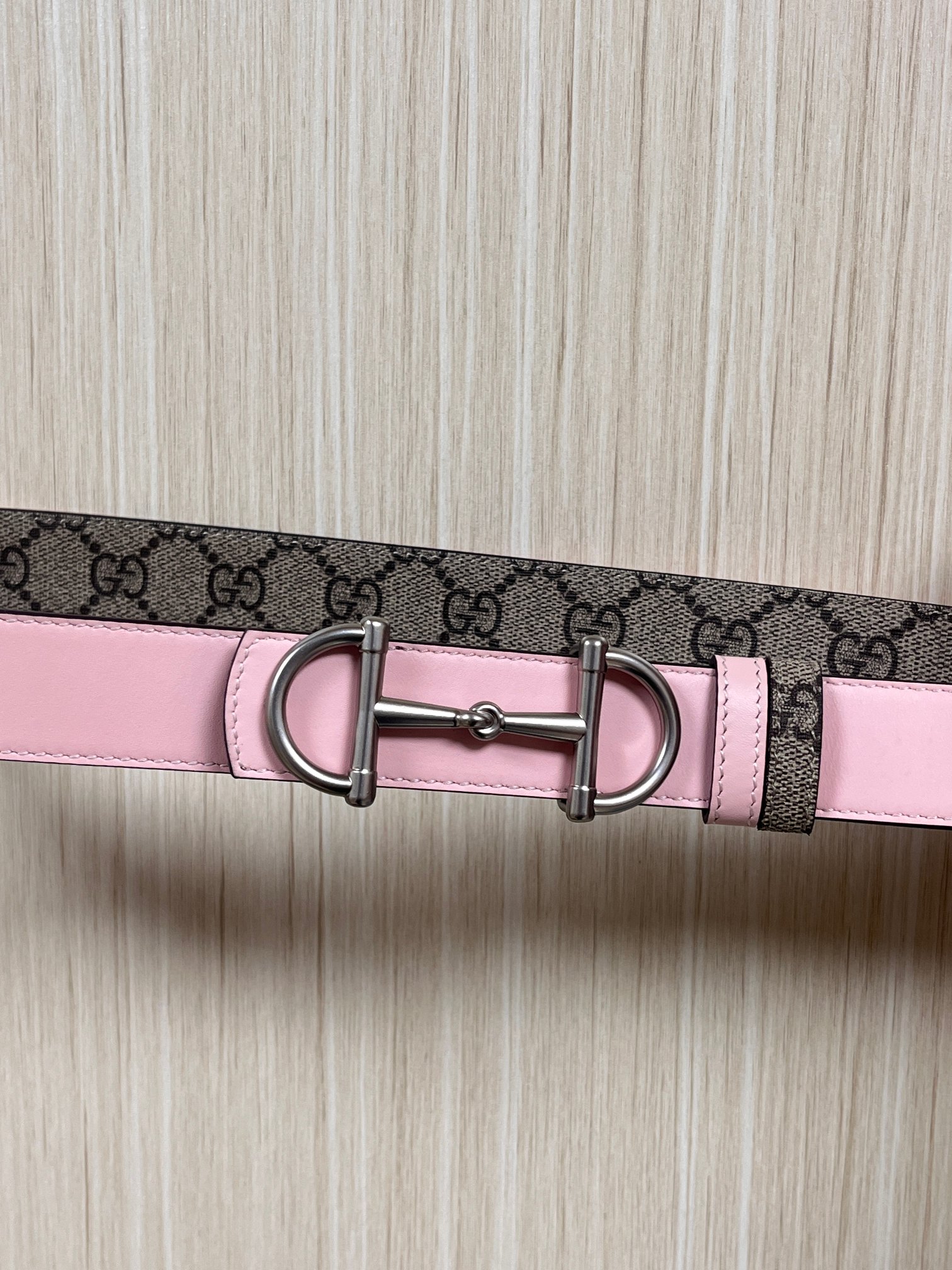 GG Marmont系列推出双面款式，揭幕新季风尚。这款腰带甄选柔软GG SuPreme和皮革打造，缀饰