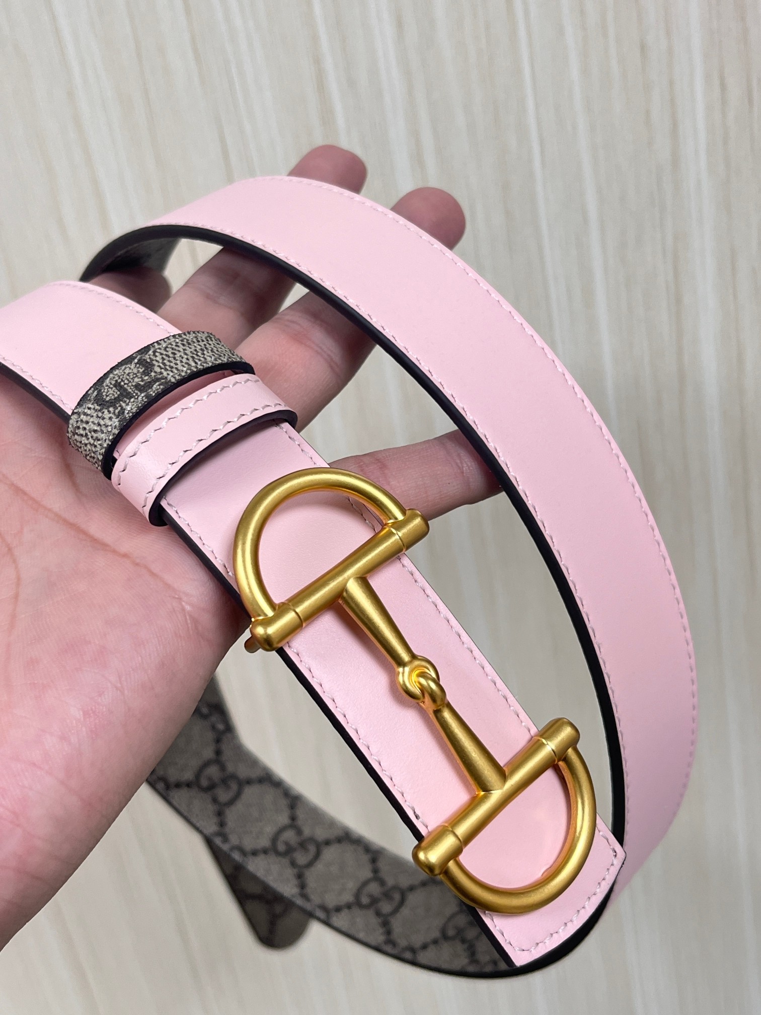 GG Marmont系列推出双面款式，揭幕新季风尚。这款腰带甄选柔软GG SuPreme和皮革打造，缀饰