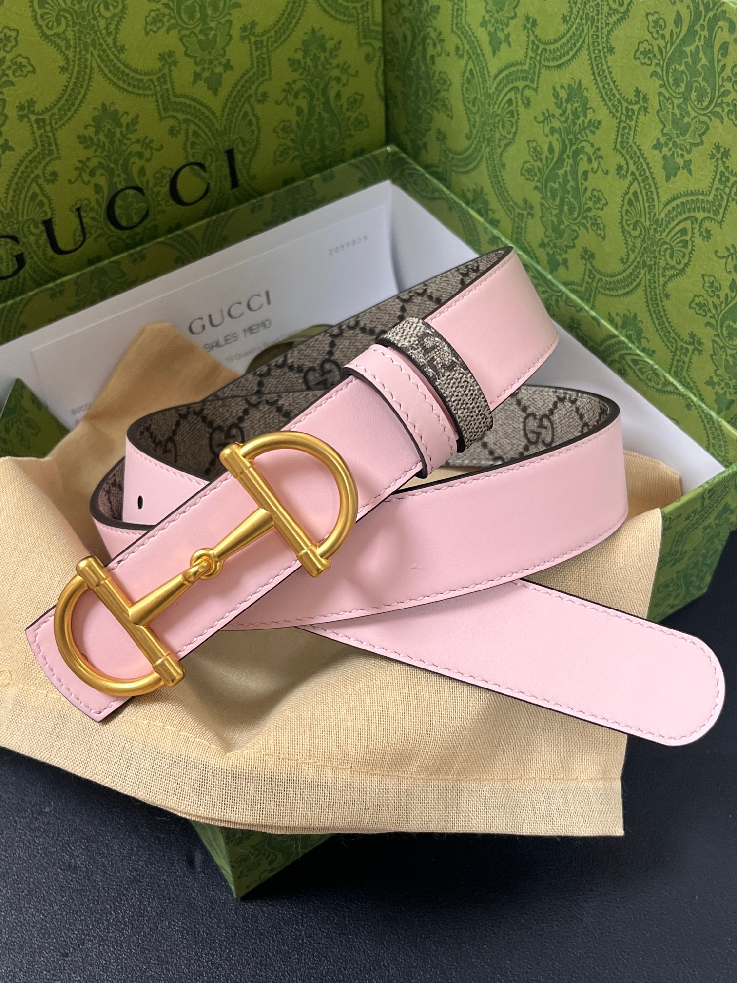 GG Marmont系列推出双面款式，揭幕新季风尚。这款腰带甄选柔软GG SuPreme和皮革打造，缀饰