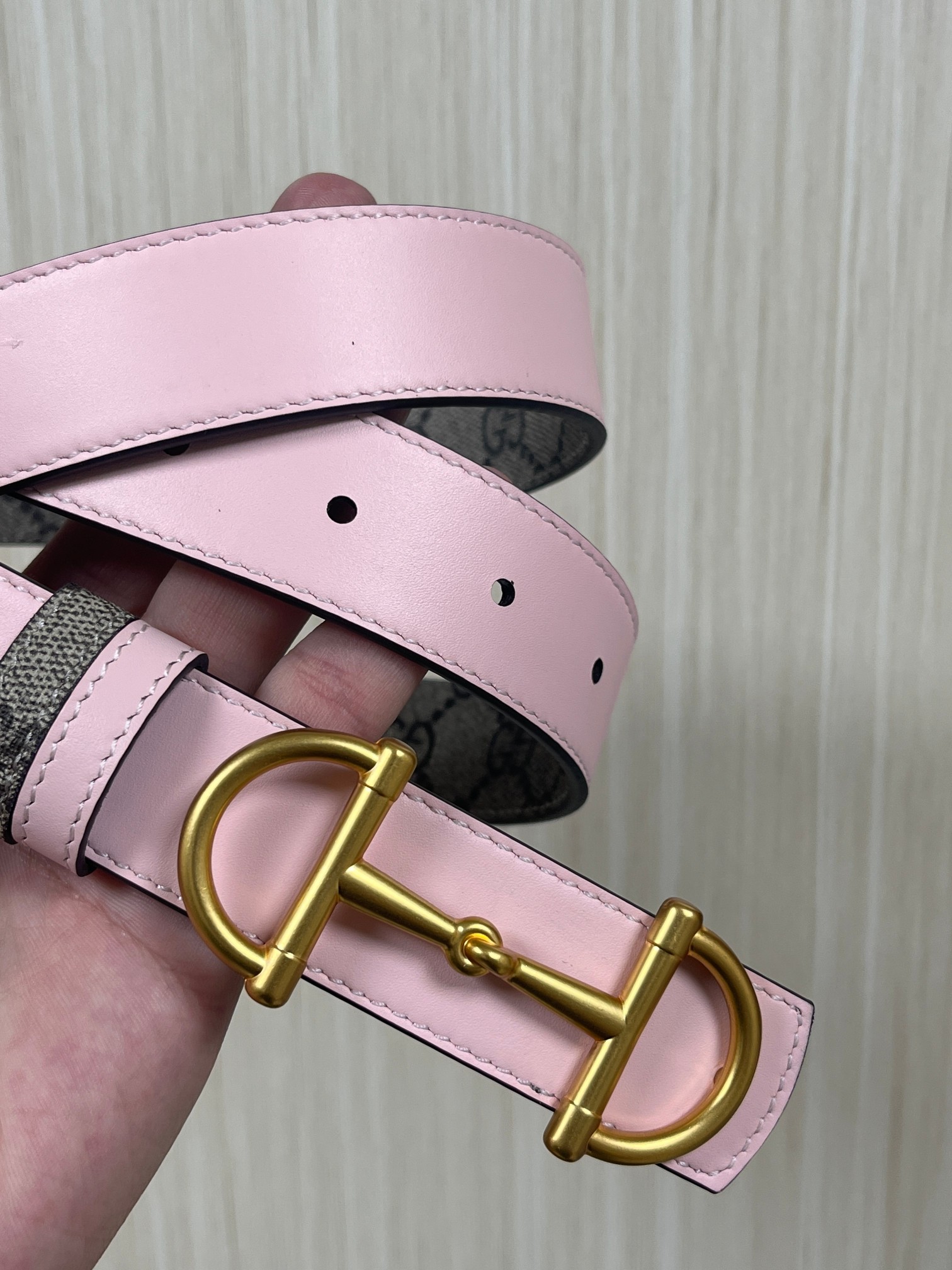 GG Marmont系列推出双面款式，揭幕新季风尚。这款腰带甄选柔软GG SuPreme和皮革打造，缀饰