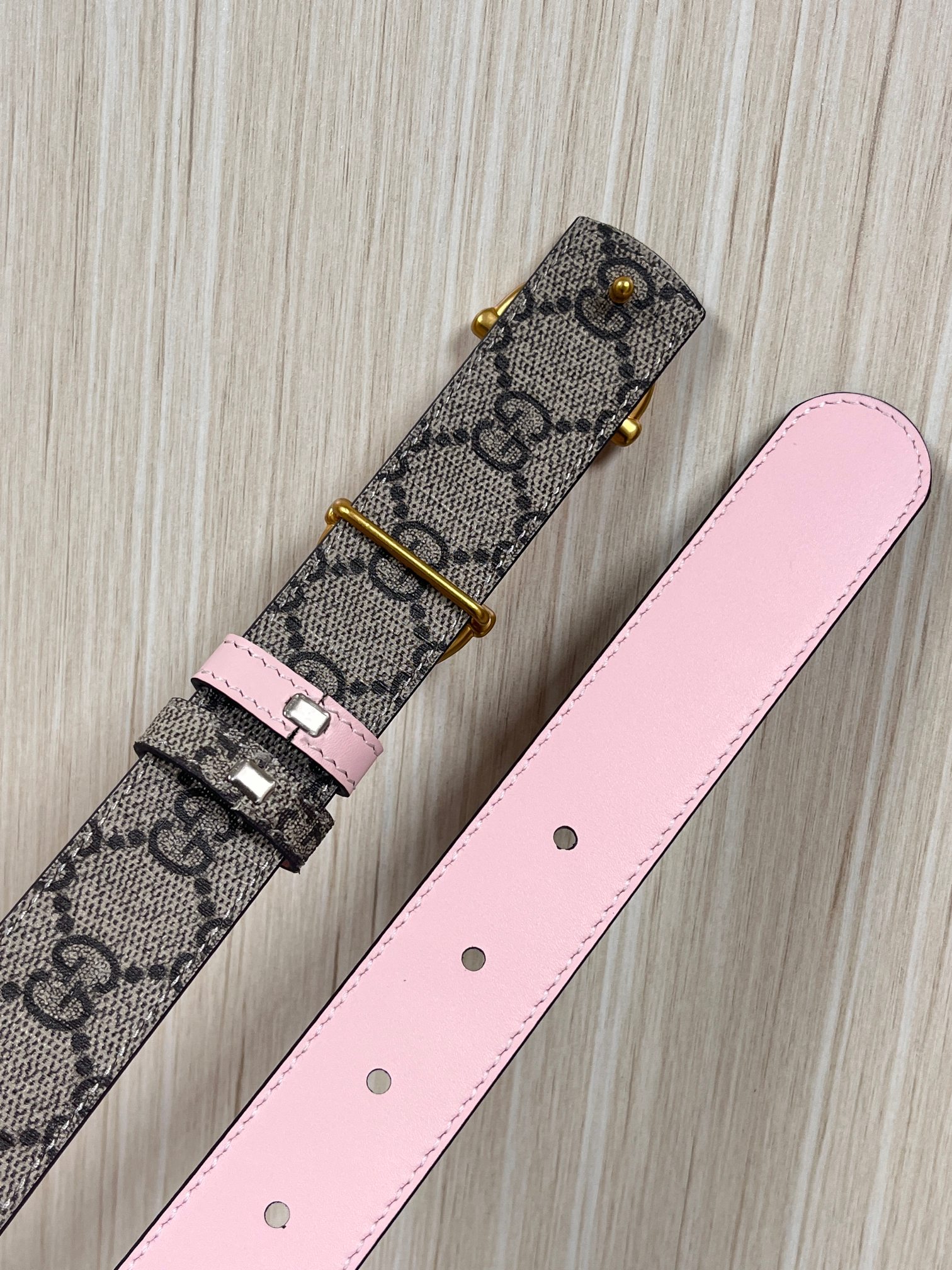 GG Marmont系列推出双面款式，揭幕新季风尚。这款腰带甄选柔软GG SuPreme和皮革打造，缀饰