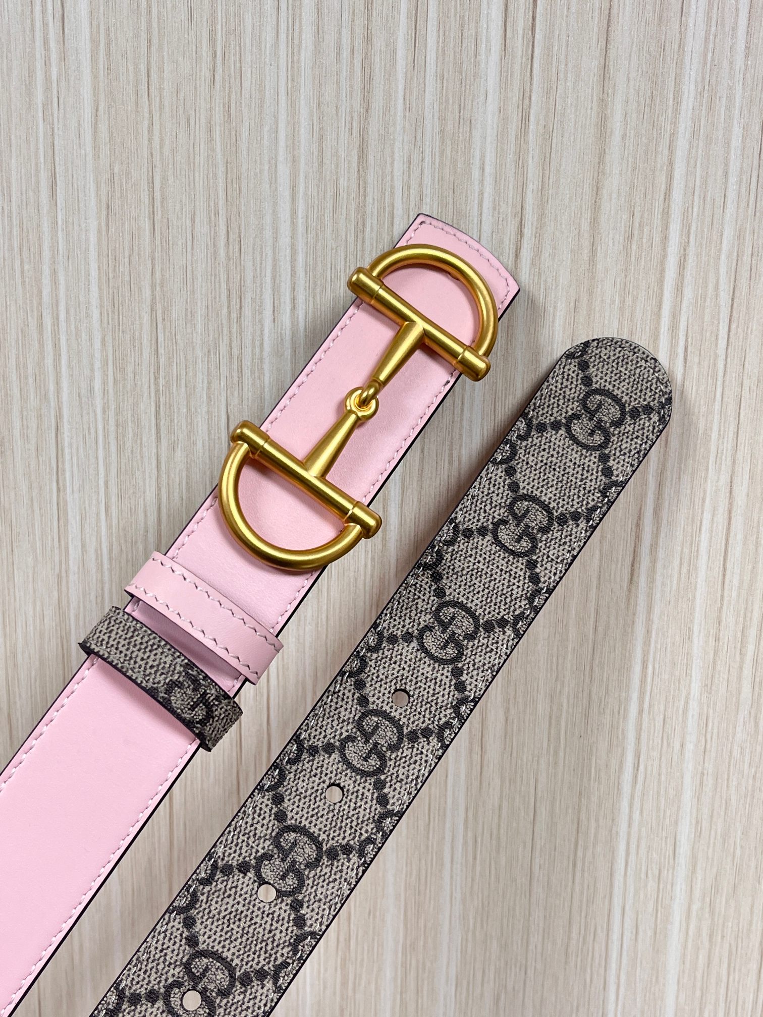 GG Marmont系列推出双面款式，揭幕新季风尚。这款腰带甄选柔软GG SuPreme和皮革打造，缀饰