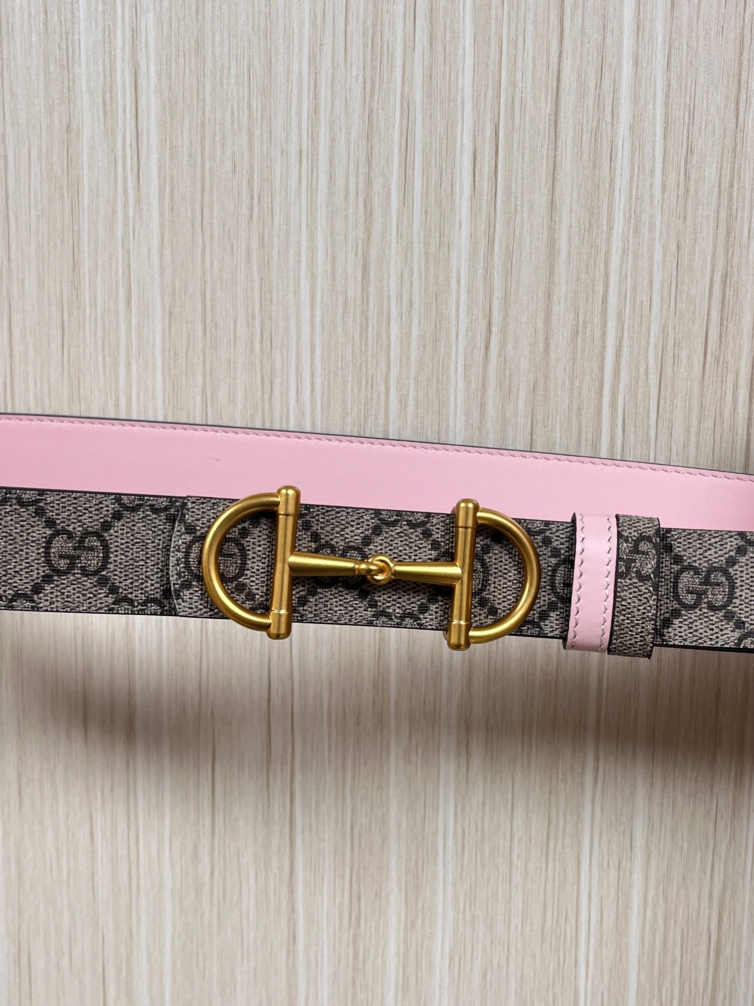 GG Marmont系列推出双面款式，揭幕新季风尚。这款腰带甄选柔软GG SuPreme和皮革打造，缀饰