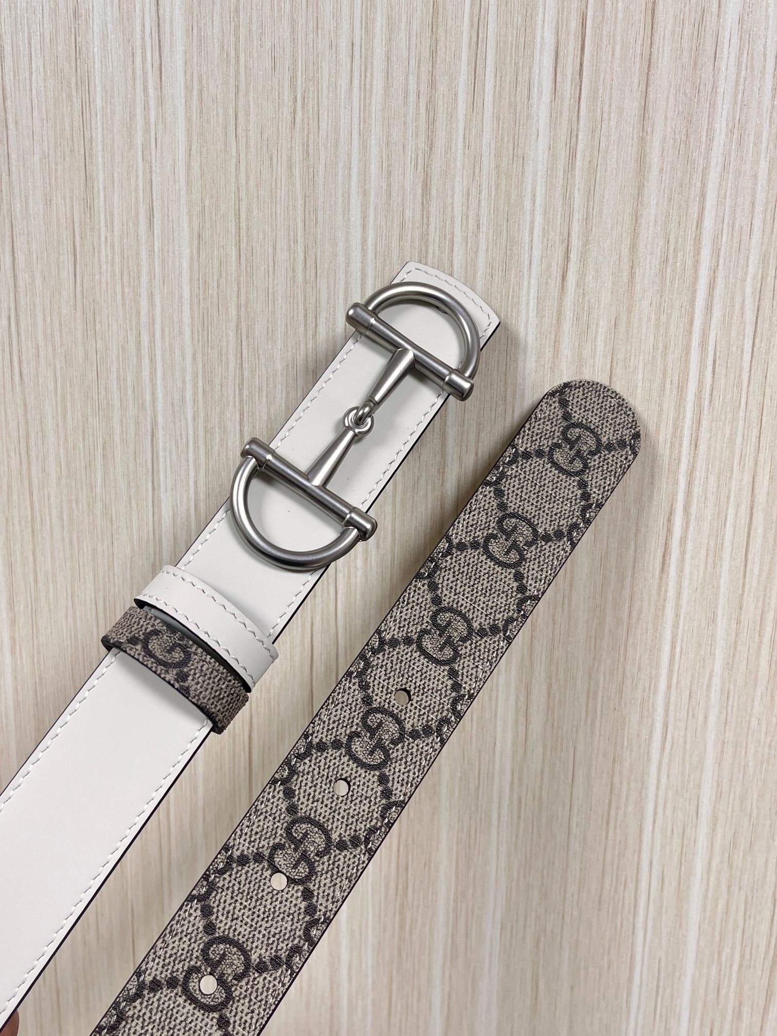 GG Marmont系列推出双面款式，揭幕新季风尚。这款腰带甄选柔软GG SuPreme和皮革打造，缀饰