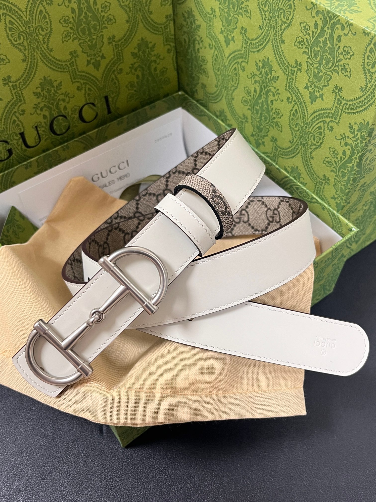 GG Marmont系列推出双面款式，揭幕新季风尚。这款腰带甄选柔软GG SuPreme和皮革打造，缀饰