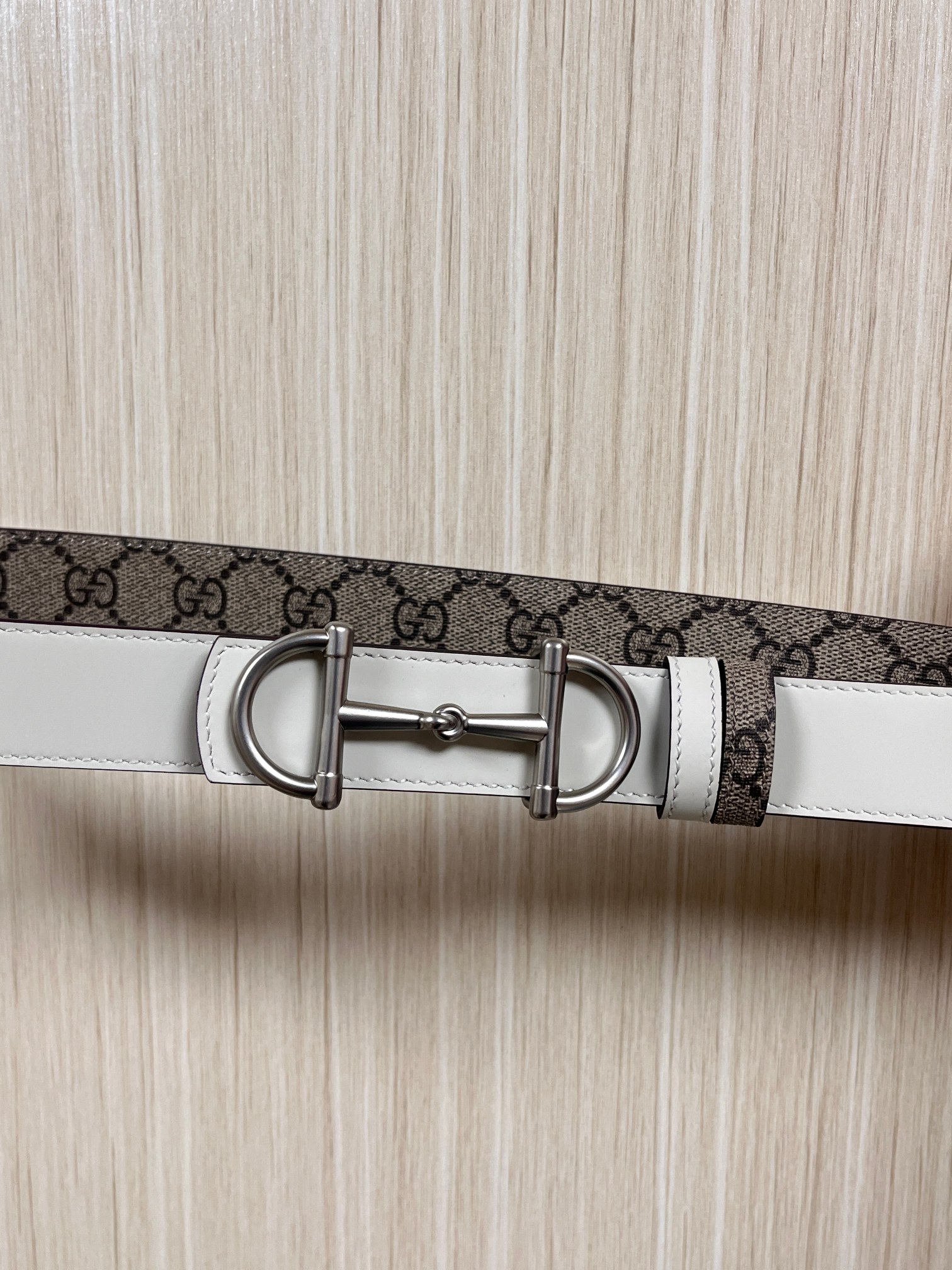 GG Marmont系列推出双面款式，揭幕新季风尚。这款腰带甄选柔软GG SuPreme和皮革打造，缀饰