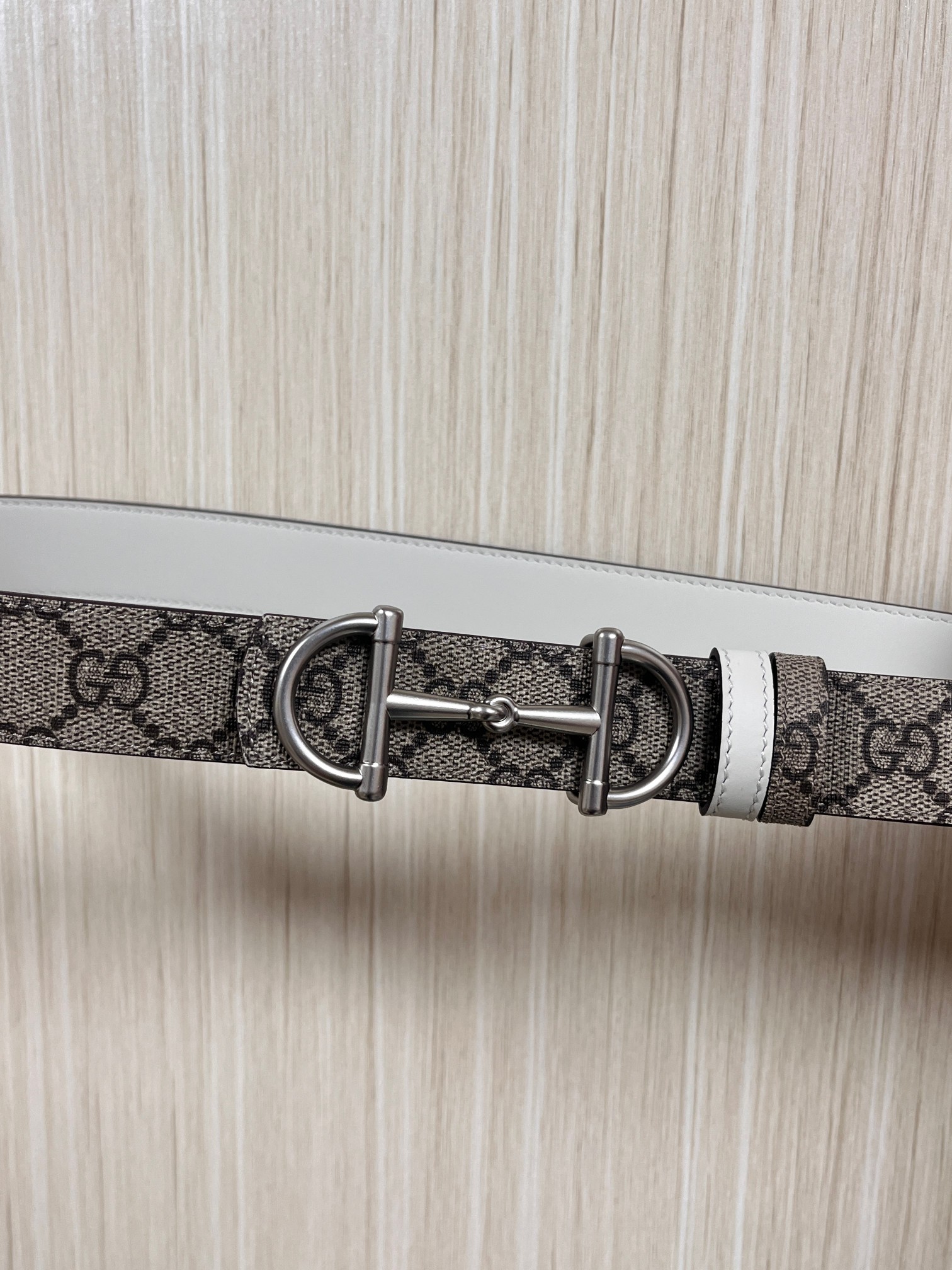 GG Marmont系列推出双面款式，揭幕新季风尚。这款腰带甄选柔软GG SuPreme和皮革打造，缀饰