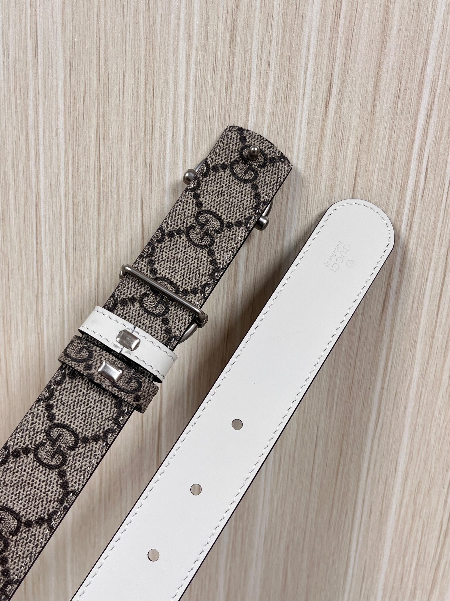 GG Marmont系列推出双面款式，揭幕新季风尚。这款腰带甄选柔软GG SuPreme和皮革打造，缀饰