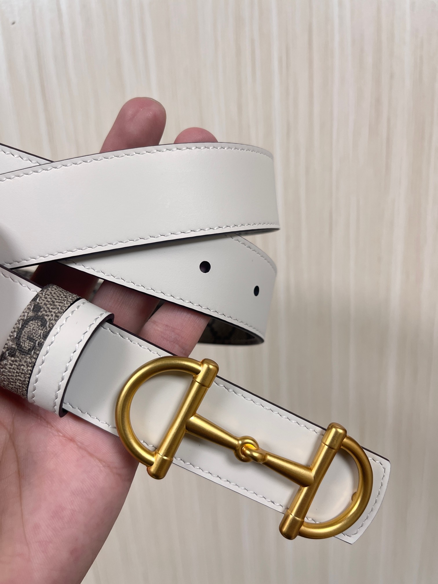 GG Marmont系列推出双面款式，揭幕新季风尚。这款腰带甄选柔软GG SuPreme和皮革打造，缀饰