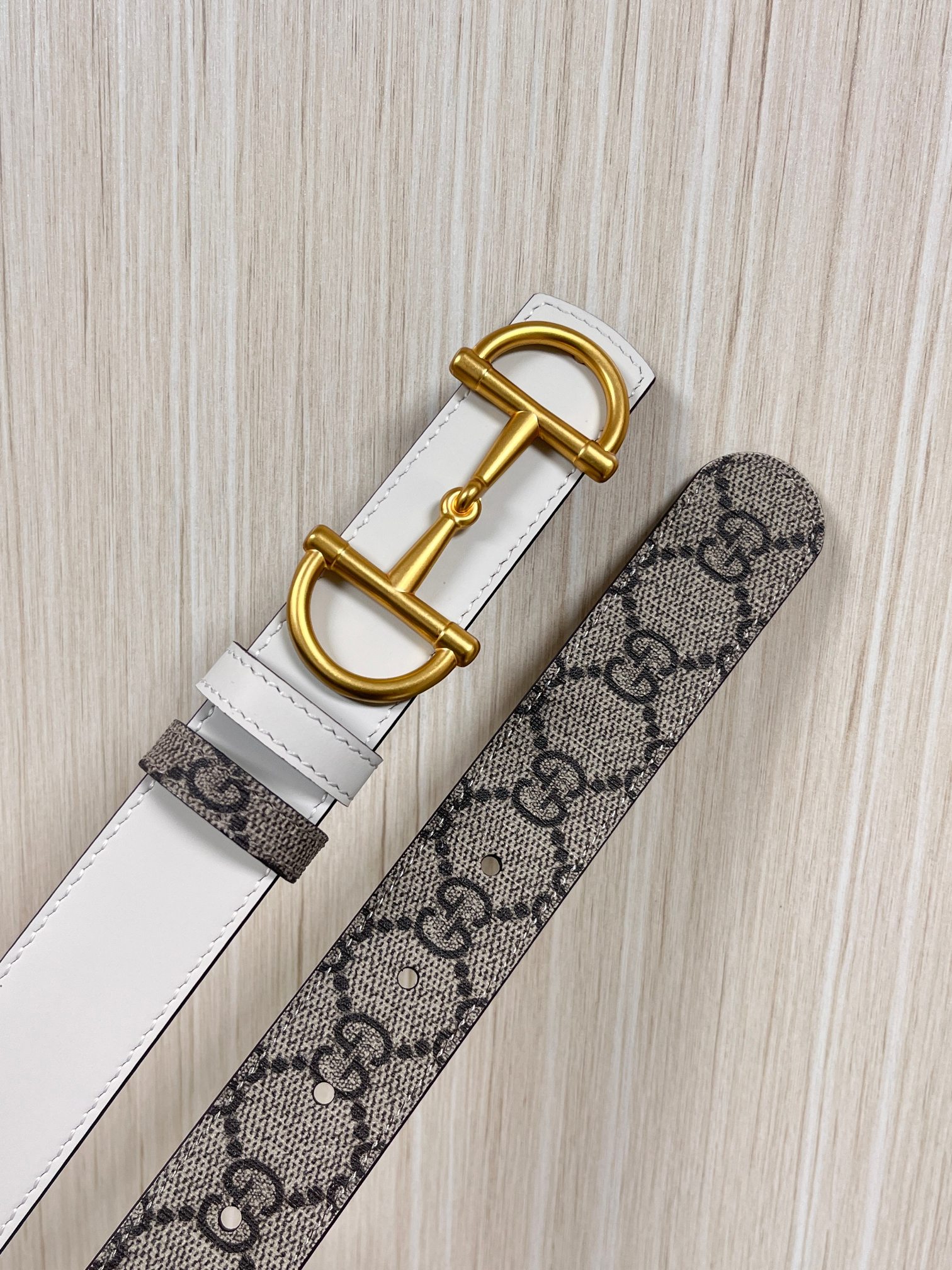 GG Marmont系列推出双面款式，揭幕新季风尚。这款腰带甄选柔软GG SuPreme和皮革打造，缀饰