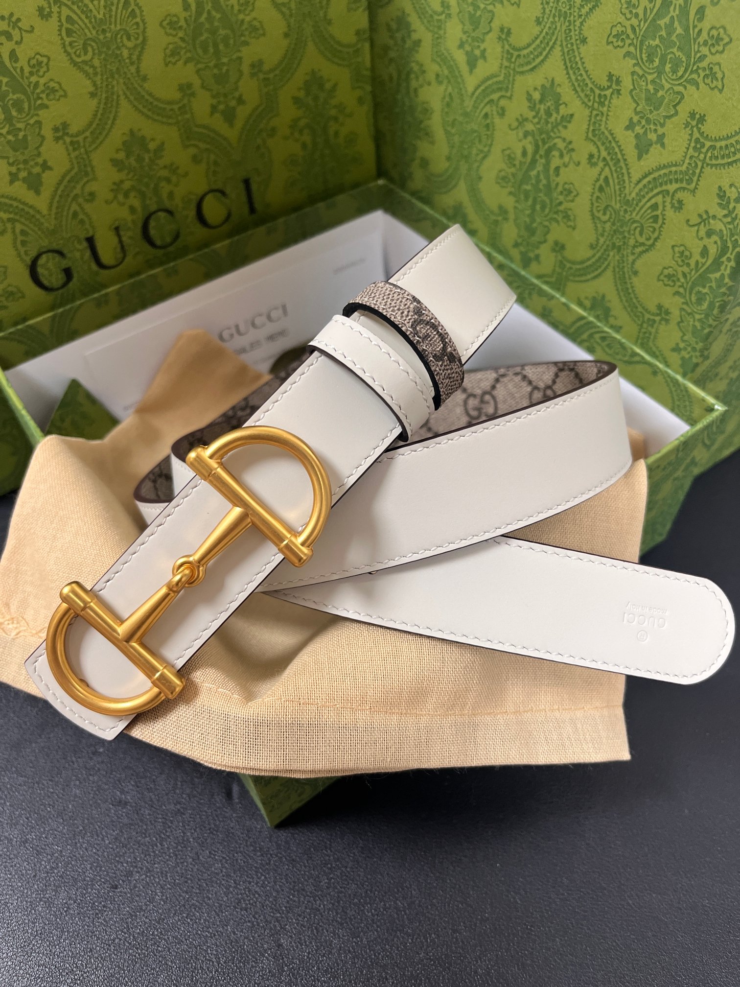 GG Marmont系列推出双面款式，揭幕新季风尚。这款腰带甄选柔软GG SuPreme和皮革打造，缀饰