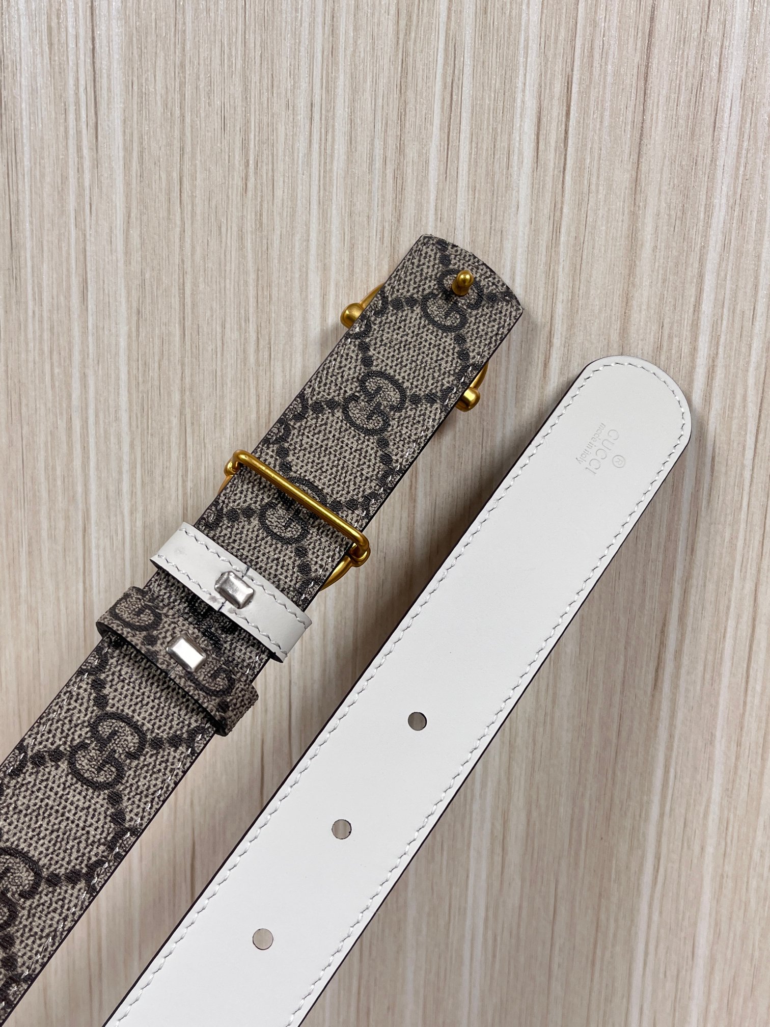 GG Marmont系列推出双面款式，揭幕新季风尚。这款腰带甄选柔软GG SuPreme和皮革打造，缀饰