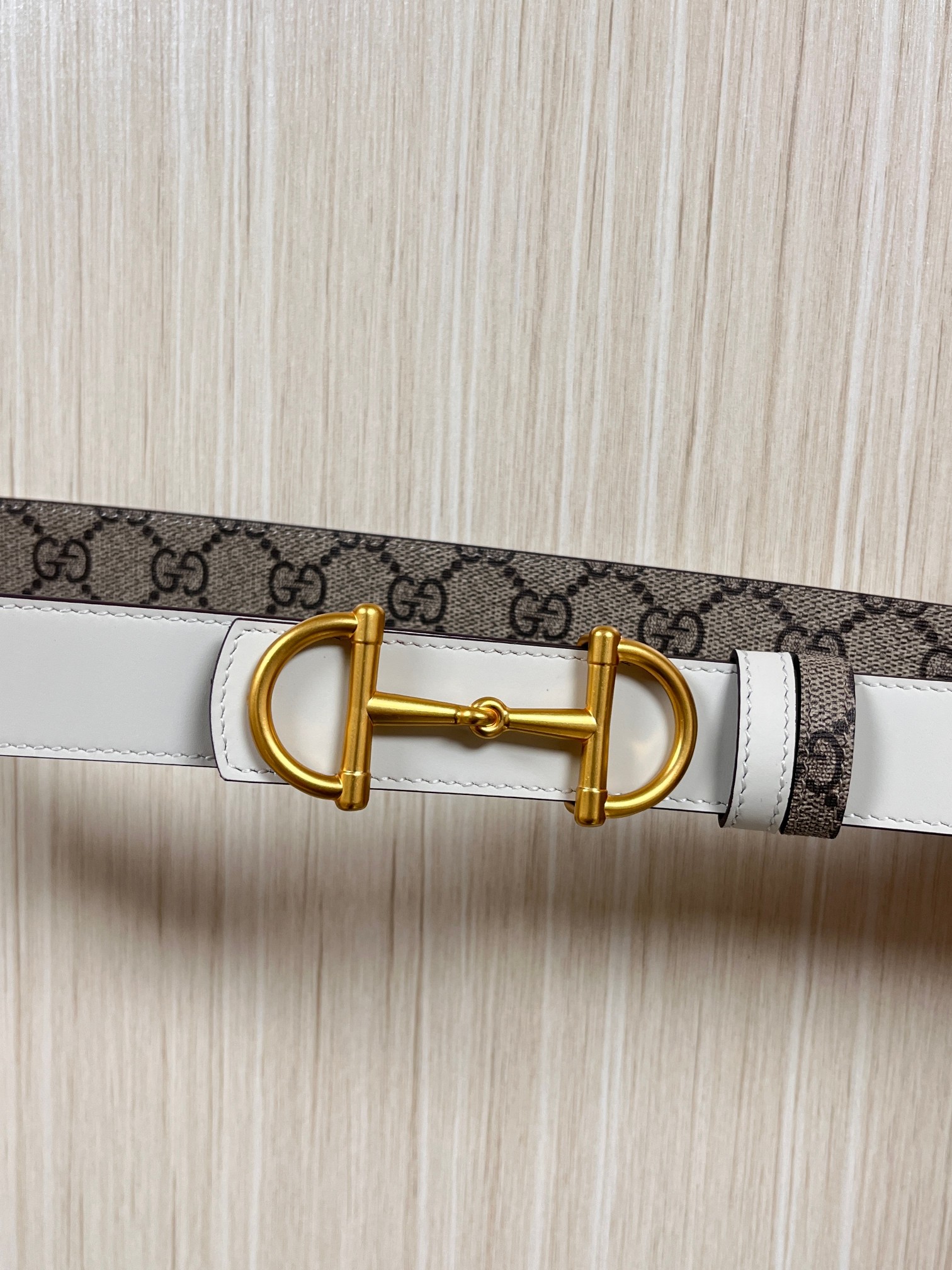 GG Marmont系列推出双面款式，揭幕新季风尚。这款腰带甄选柔软GG SuPreme和皮革打造，缀饰