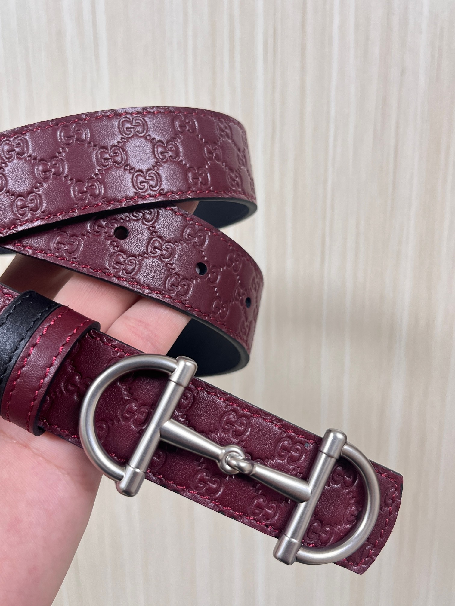 2025秋冬系列焕新演绎富有辨识度的GG Marmont系列。这款双面腰带采用GG印花压纹皮革与皮革材质