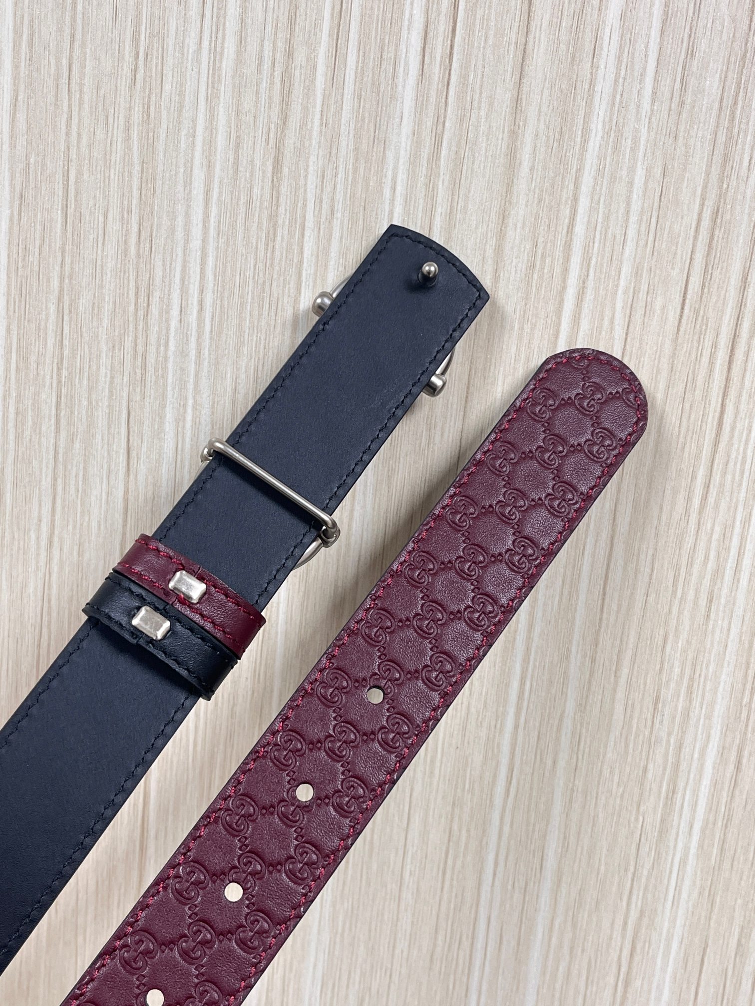 2025秋冬系列焕新演绎富有辨识度的GG Marmont系列。这款双面腰带采用GG印花压纹皮革与皮革材质