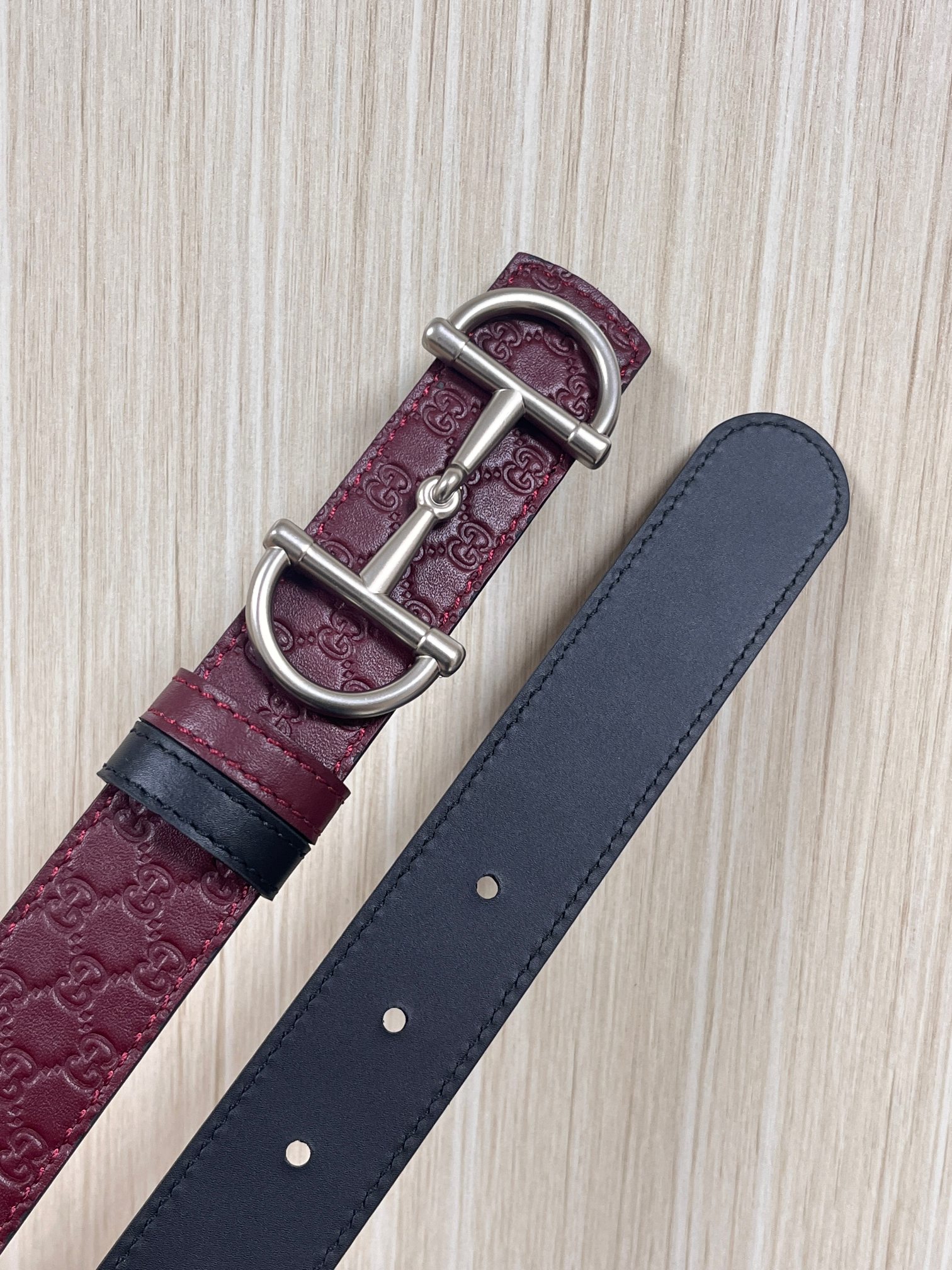 2025秋冬系列焕新演绎富有辨识度的GG Marmont系列。这款双面腰带采用GG印花压纹皮革与皮革材质