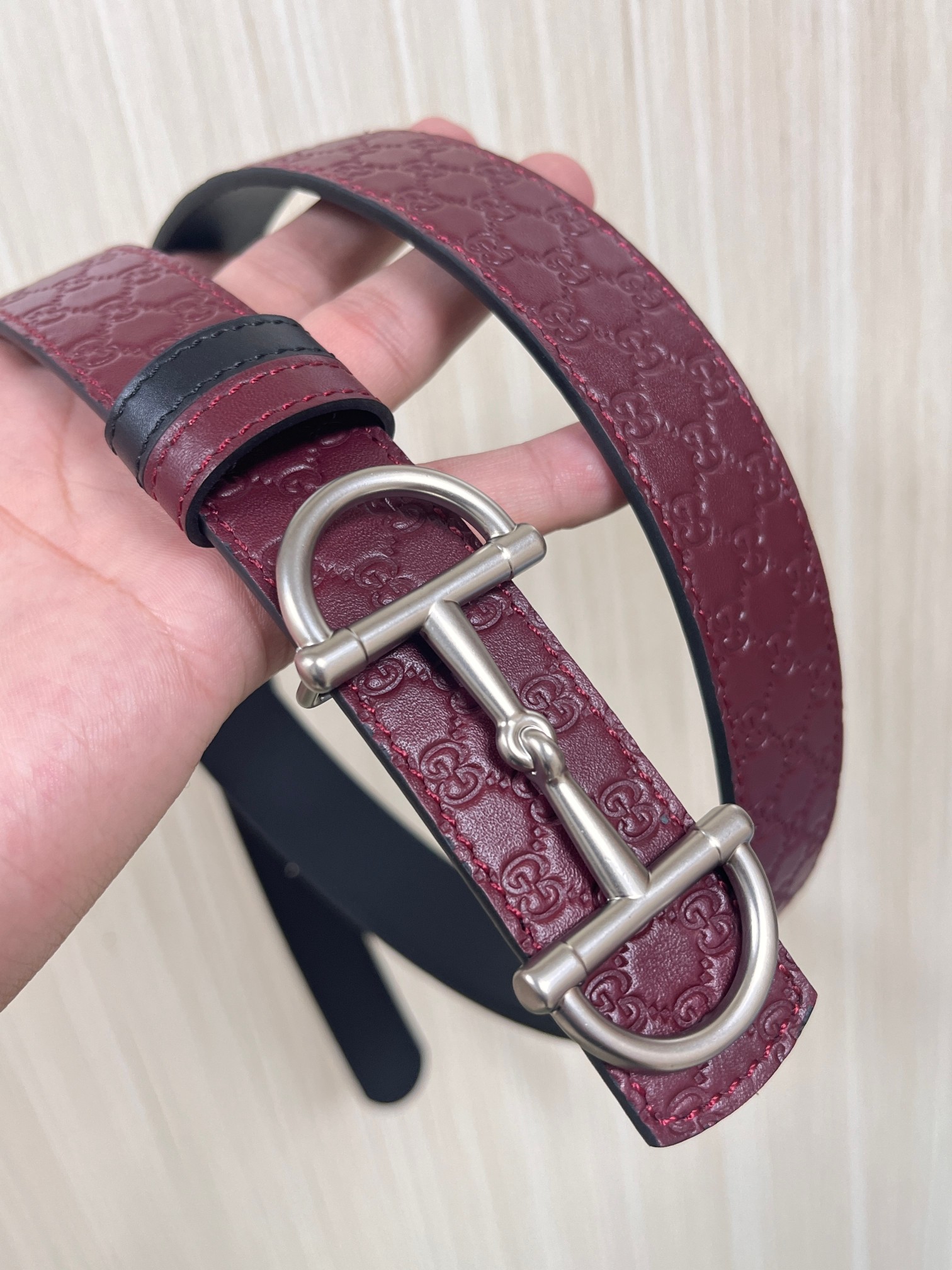 2025秋冬系列焕新演绎富有辨识度的GG Marmont系列。这款双面腰带采用GG印花压纹皮革与皮革材质