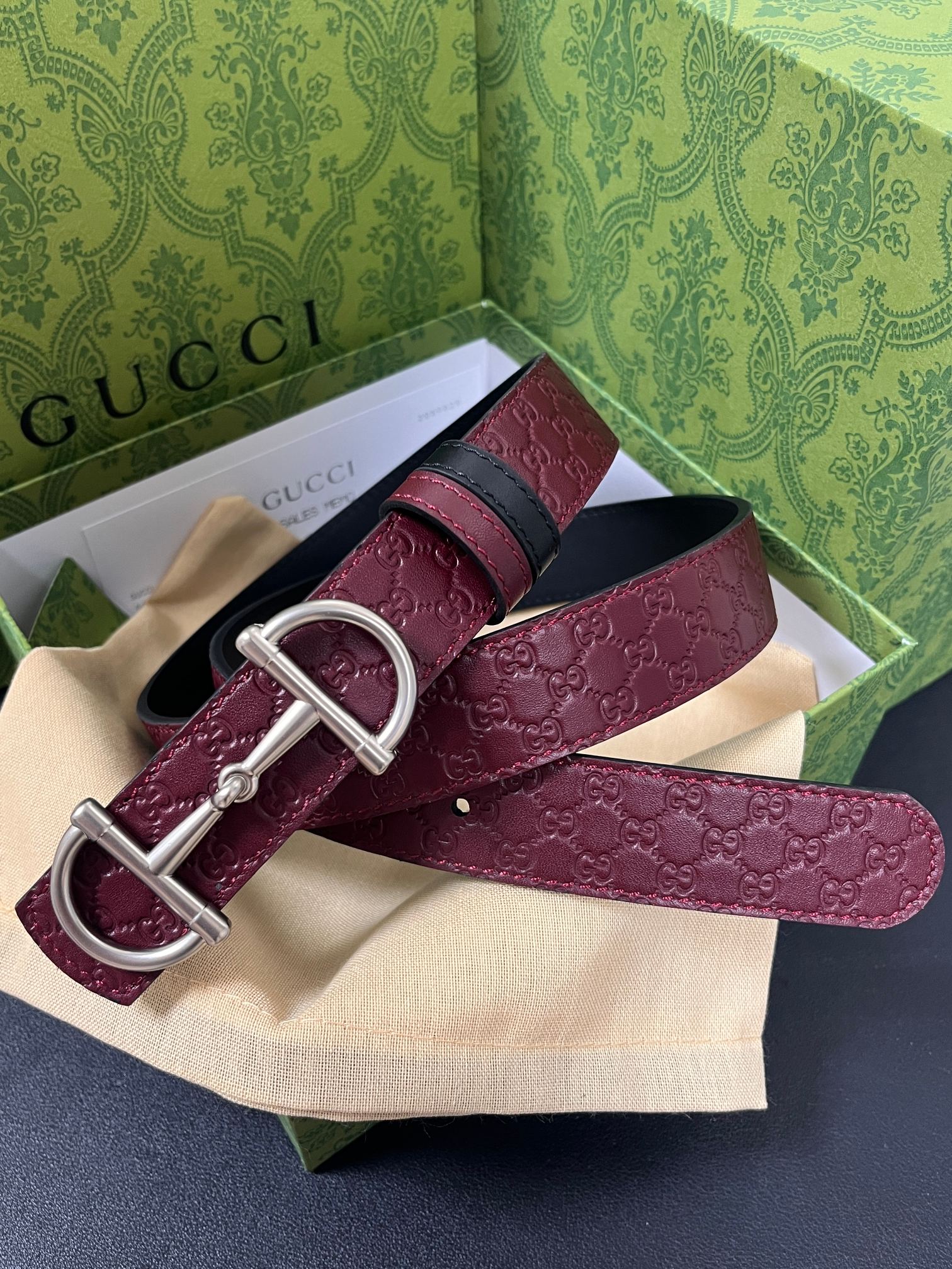 2025秋冬系列焕新演绎富有辨识度的GG Marmont系列。这款双面腰带采用GG印花压纹皮革与皮革材质