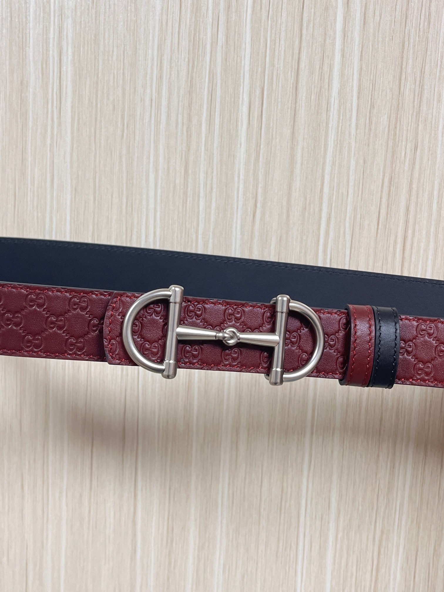 2025秋冬系列焕新演绎富有辨识度的GG Marmont系列。这款双面腰带采用GG印花压纹皮革与皮革材质