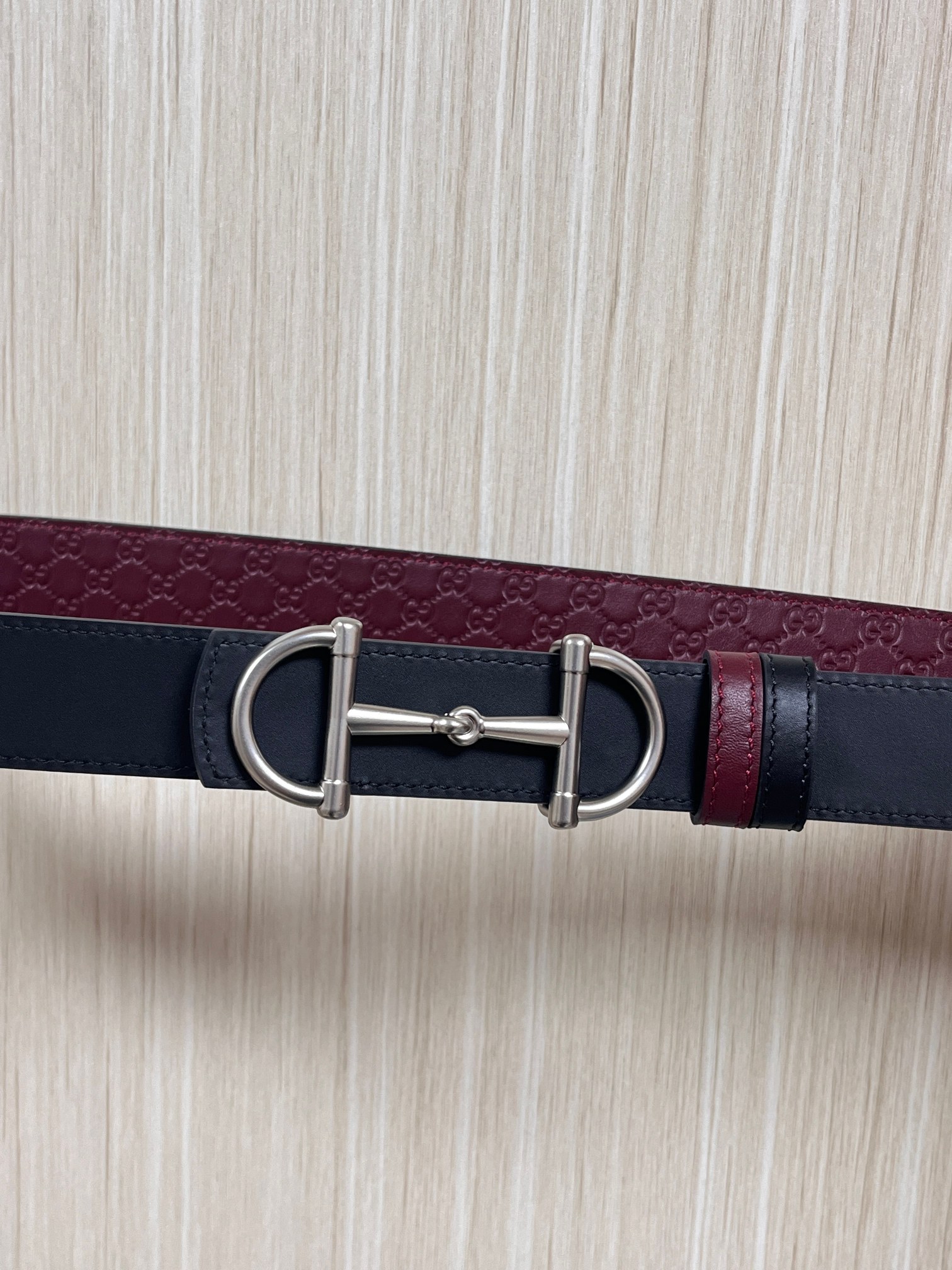 2025秋冬系列焕新演绎富有辨识度的GG Marmont系列。这款双面腰带采用GG印花压纹皮革与皮革材质