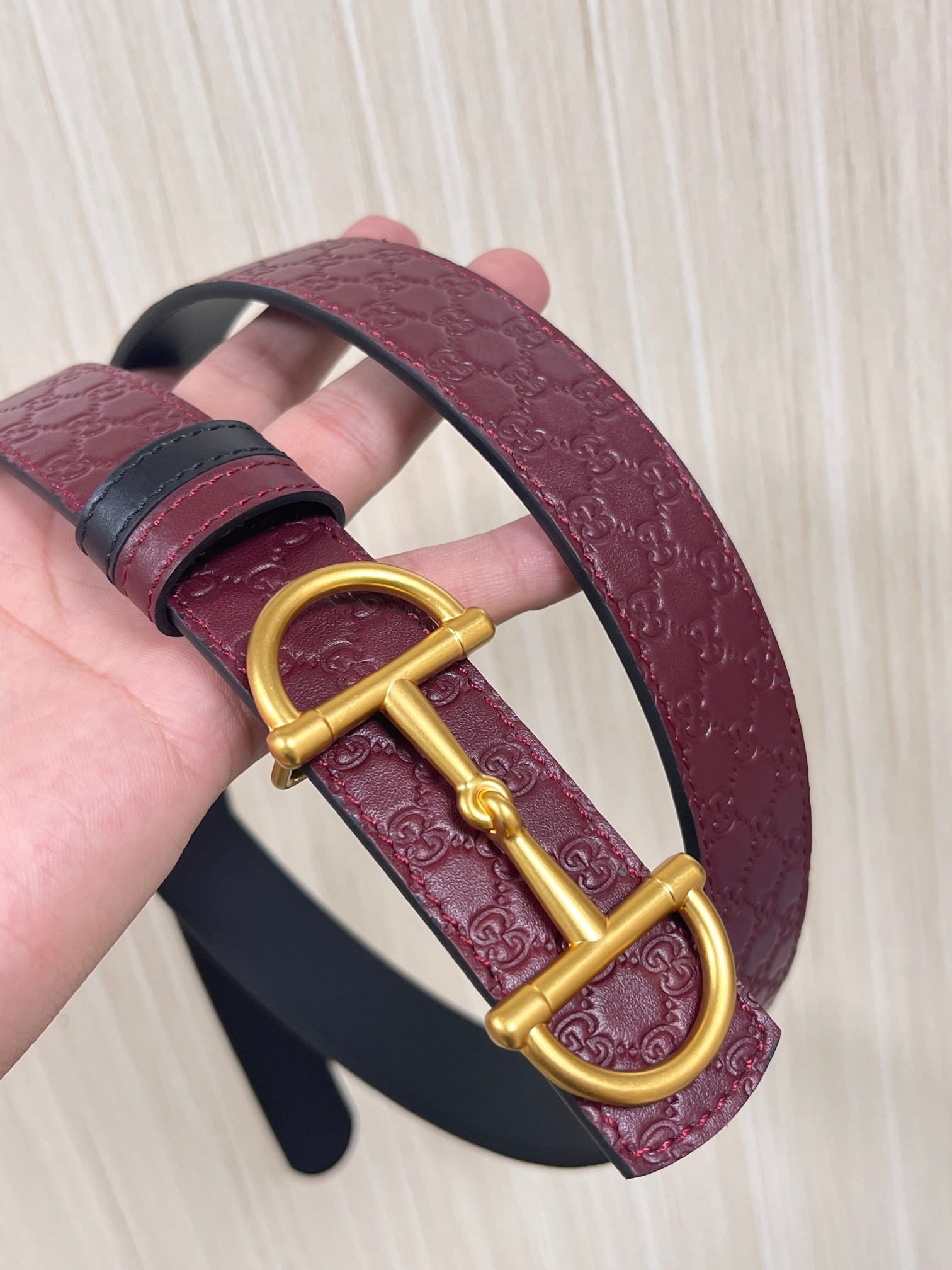 2025秋冬系列焕新演绎富有辨识度的GG Marmont系列。这款双面腰带采用GG印花压纹皮革与皮革材质