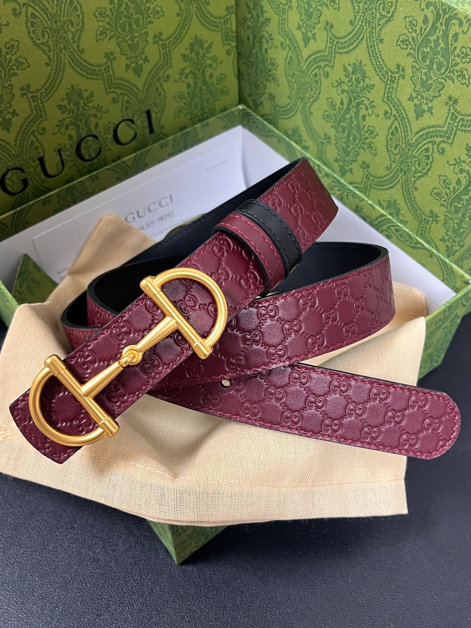 2025秋冬系列焕新演绎富有辨识度的GG Marmont系列。这款双面腰带采用GG印花压纹皮革与皮革材质