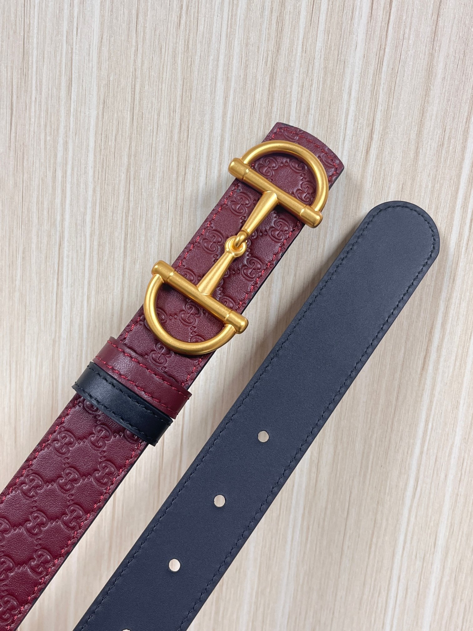 2025秋冬系列焕新演绎富有辨识度的GG Marmont系列。这款双面腰带采用GG印花压纹皮革与皮革材质