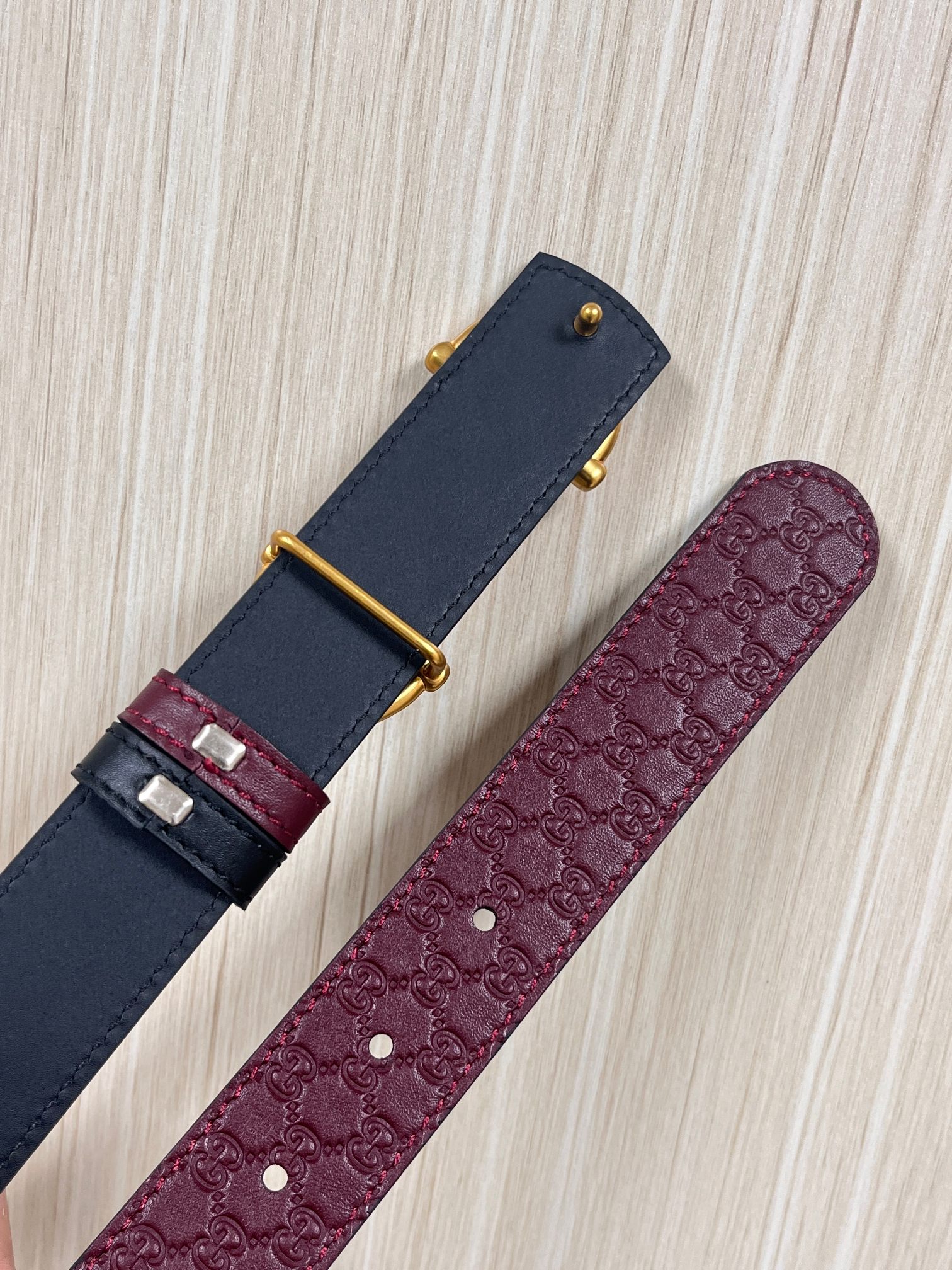 2025秋冬系列焕新演绎富有辨识度的GG Marmont系列。这款双面腰带采用GG印花压纹皮革与皮革材质