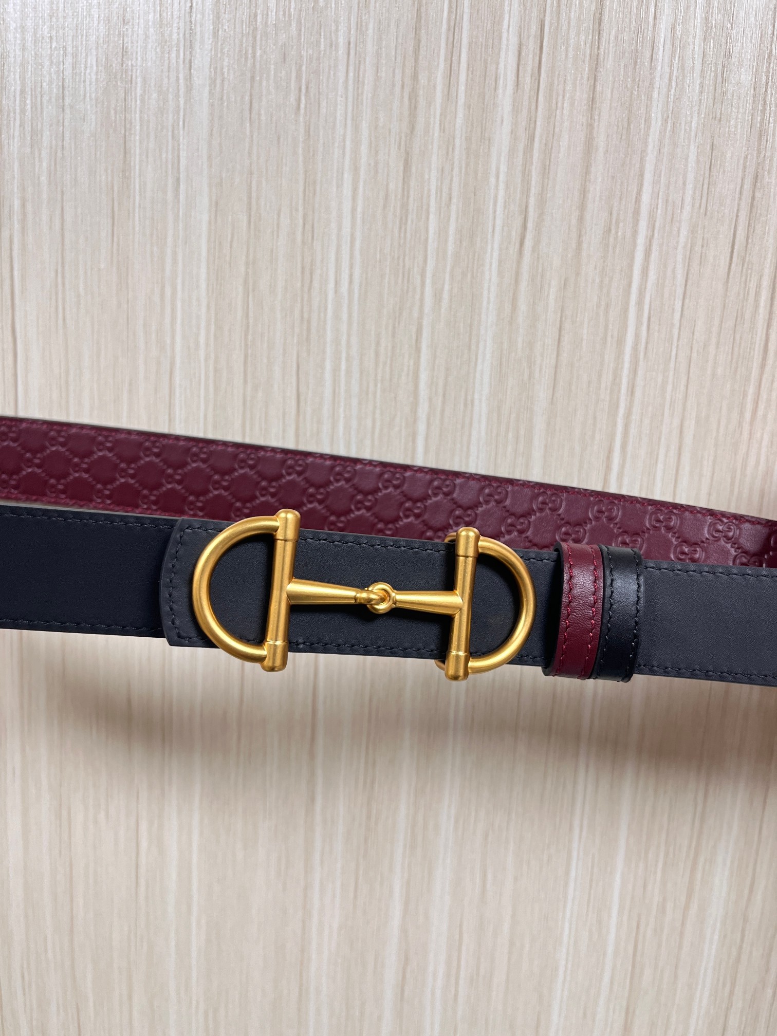 2025秋冬系列焕新演绎富有辨识度的GG Marmont系列。这款双面腰带采用GG印花压纹皮革与皮革材质