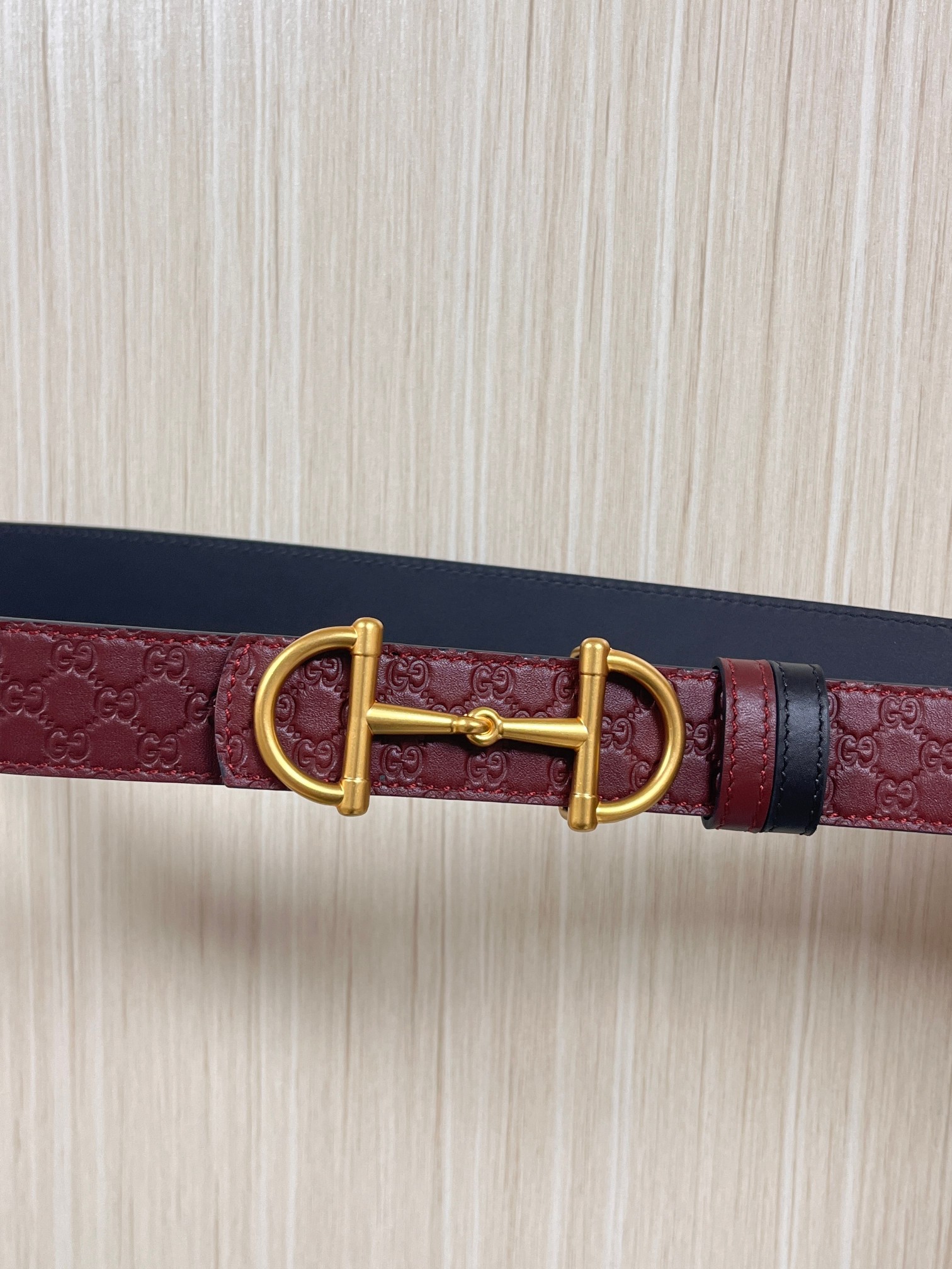 2025秋冬系列焕新演绎富有辨识度的GG Marmont系列。这款双面腰带采用GG印花压纹皮革与皮革材质