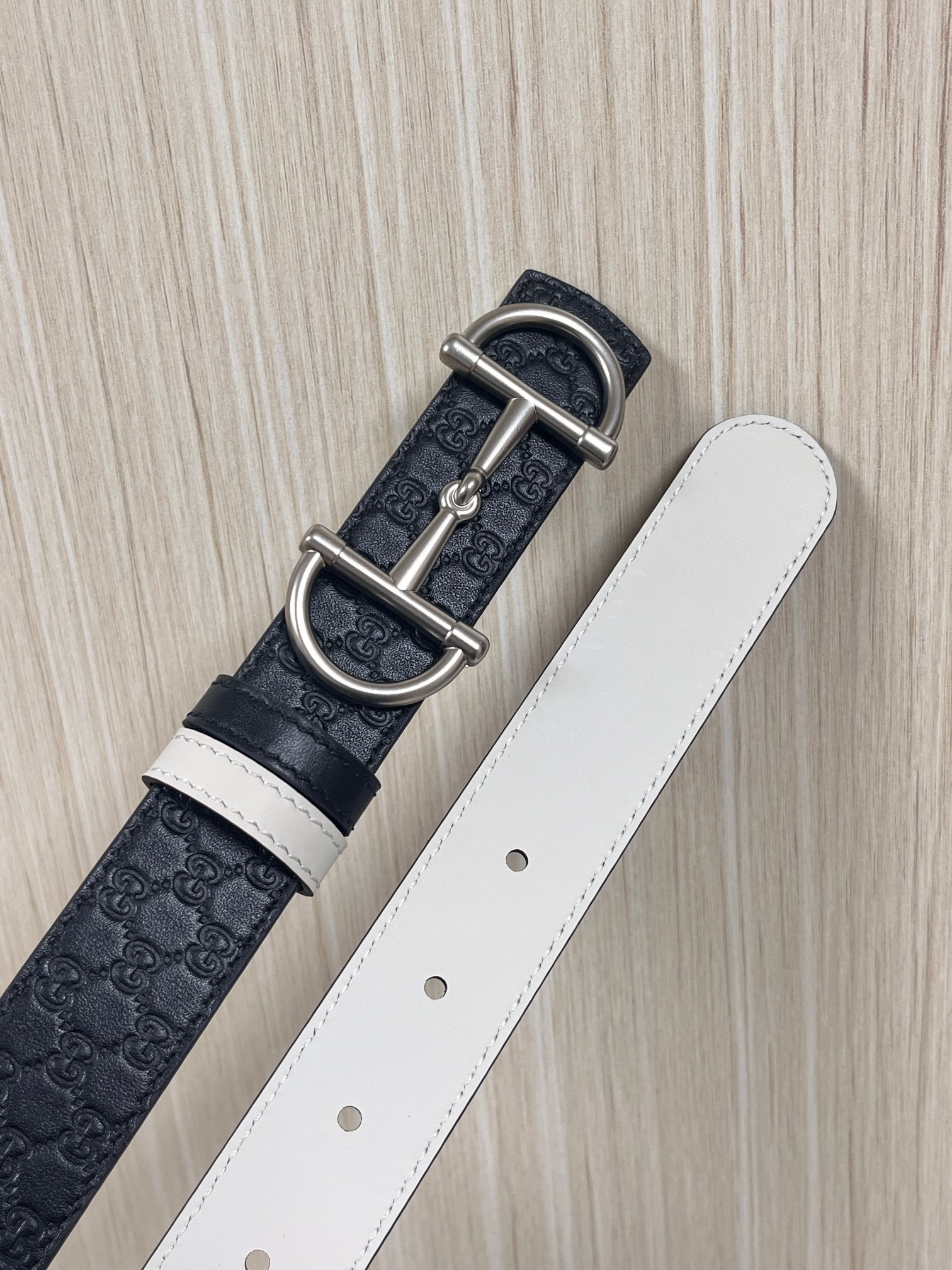 2025秋冬系列焕新演绎富有辨识度的GG Marmont系列。这款双面腰带采用GG印花压纹皮革与皮革材质