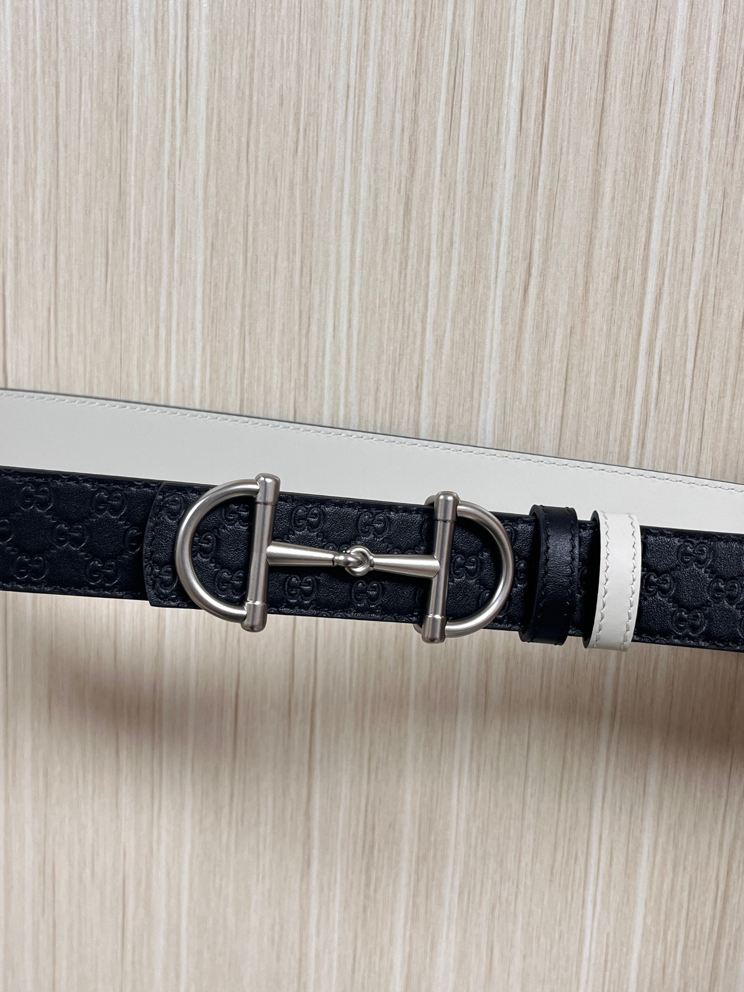 2025秋冬系列焕新演绎富有辨识度的GG Marmont系列。这款双面腰带采用GG印花压纹皮革与皮革材质