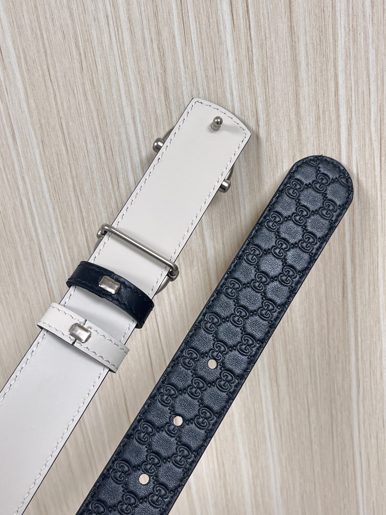 2025秋冬系列焕新演绎富有辨识度的GG Marmont系列。这款双面腰带采用GG印花压纹皮革与皮革材质