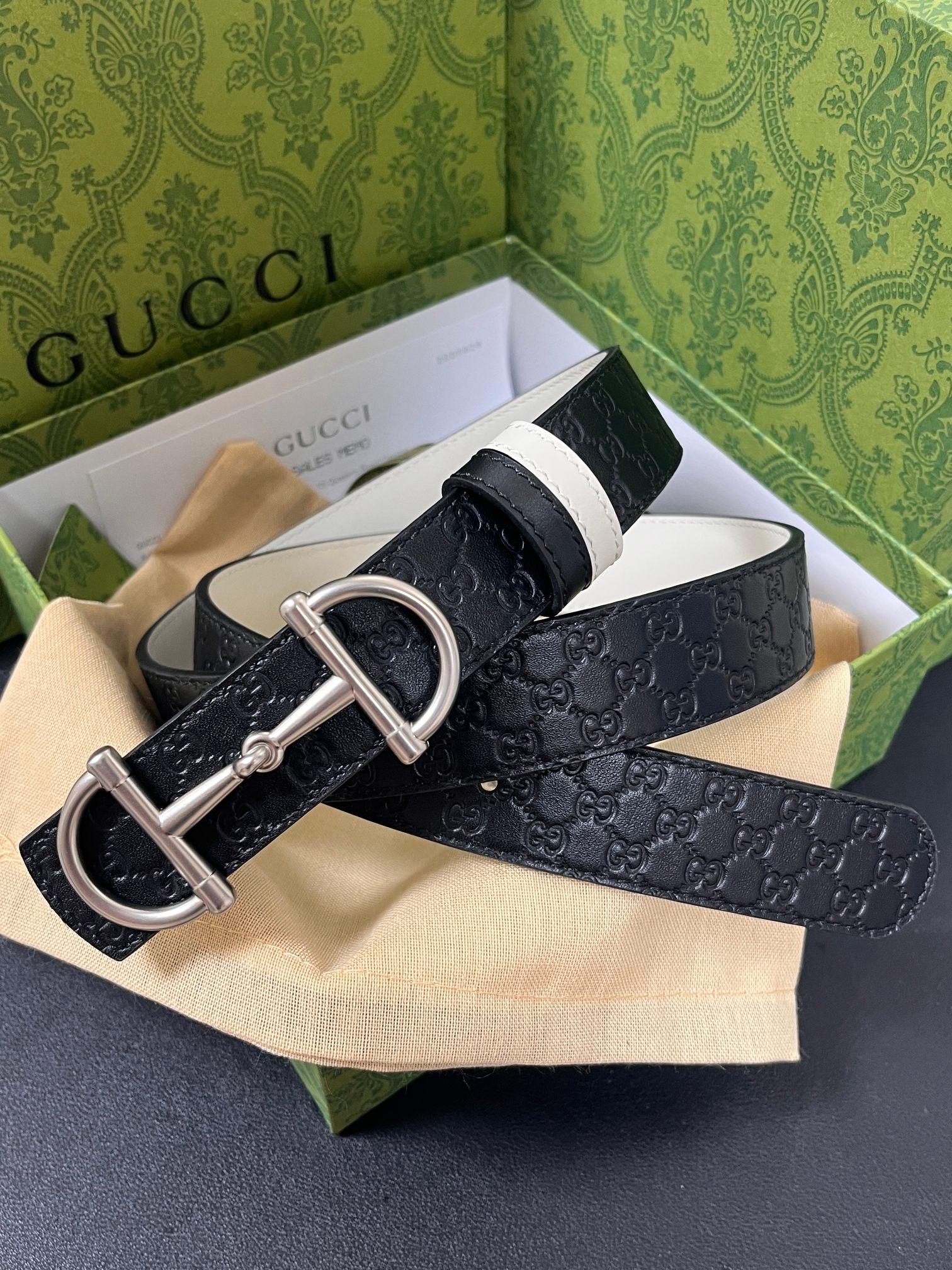 2025秋冬系列焕新演绎富有辨识度的GG Marmont系列。这款双面腰带采用GG印花压纹皮革与皮革材质