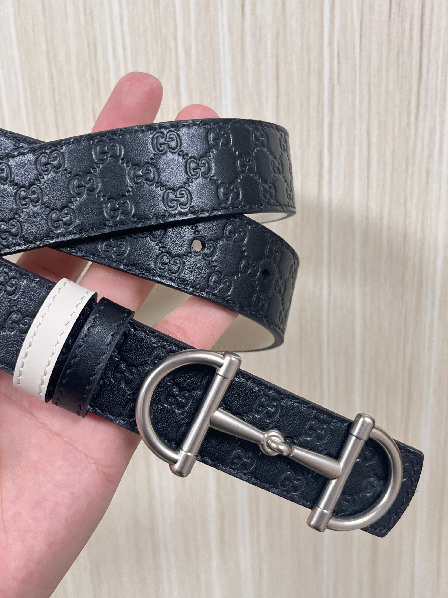 2025秋冬系列焕新演绎富有辨识度的GG Marmont系列。这款双面腰带采用GG印花压纹皮革与皮革材质